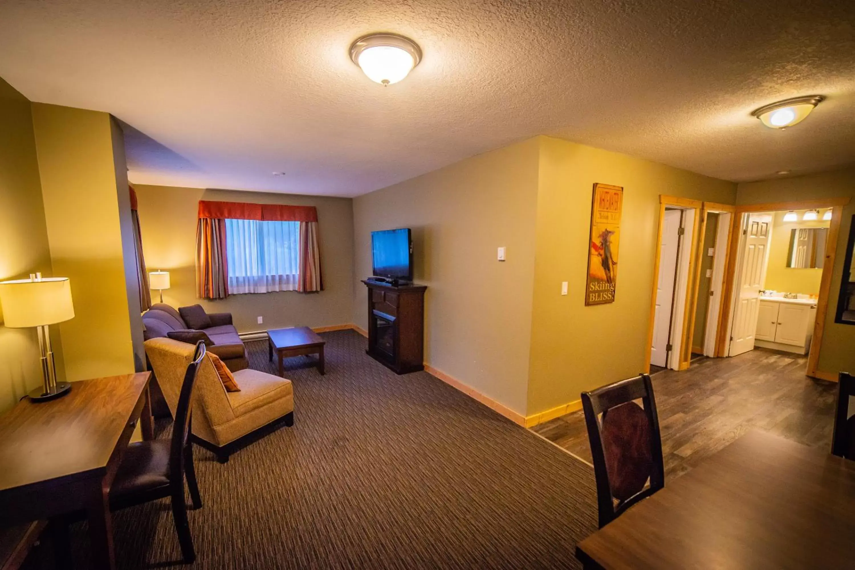Photo of the whole room, Seating Area in Alpine Inn & Suites