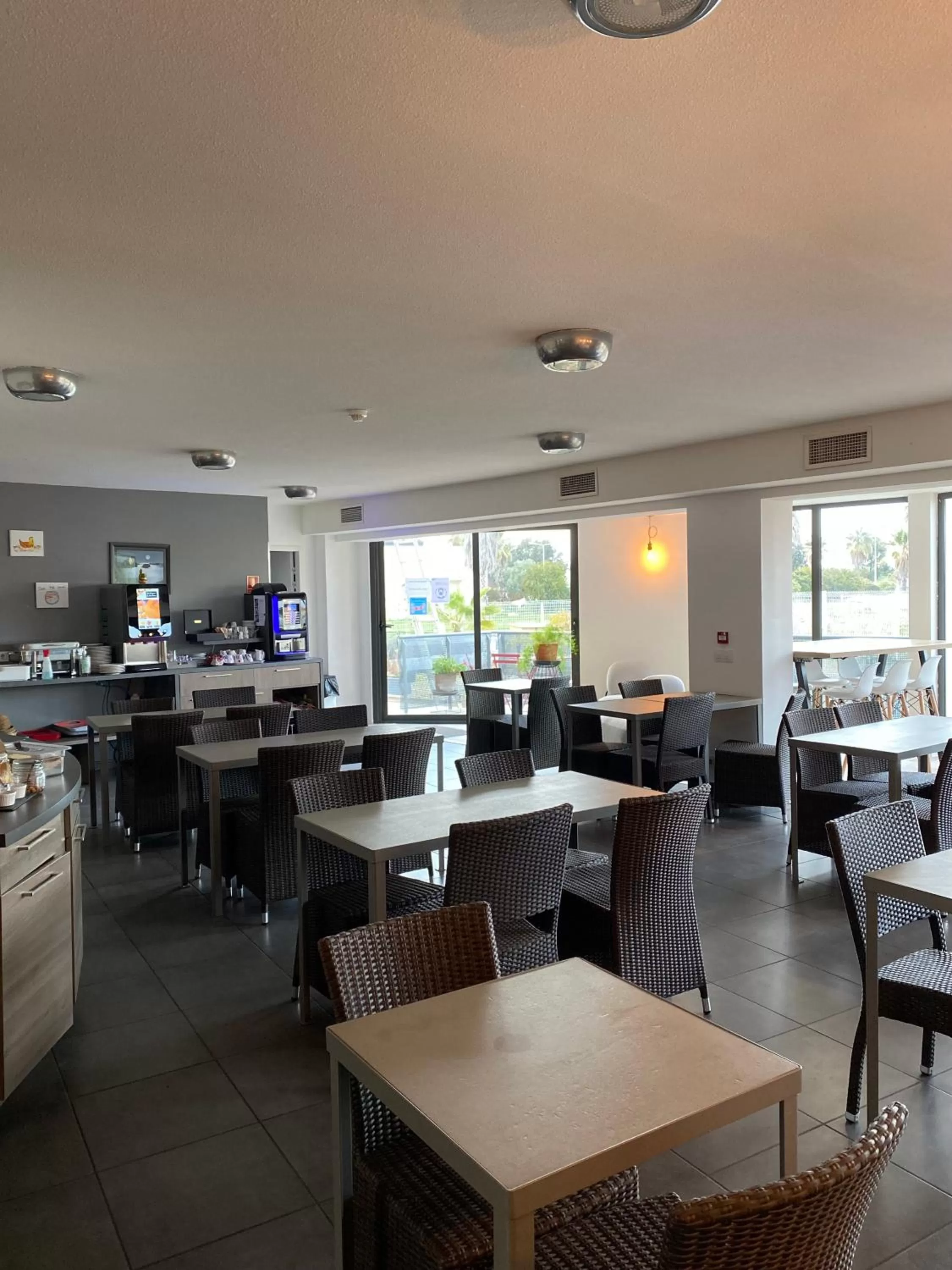 Communal lounge/ TV room in The Originals City, Hôtel Les Dômes, Perpignan Sud Saleilles