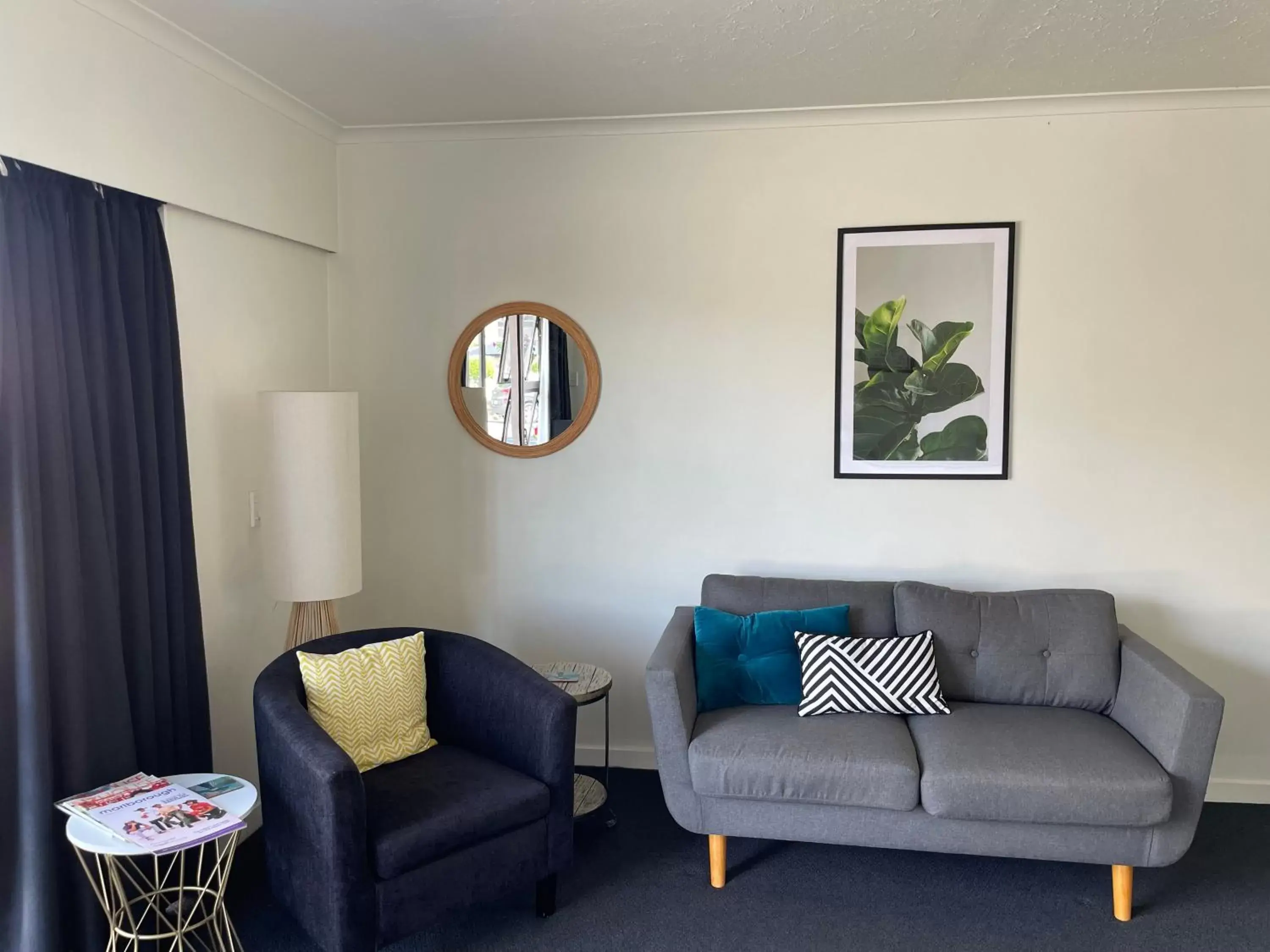 Living room, Seating Area in Colonial Motel