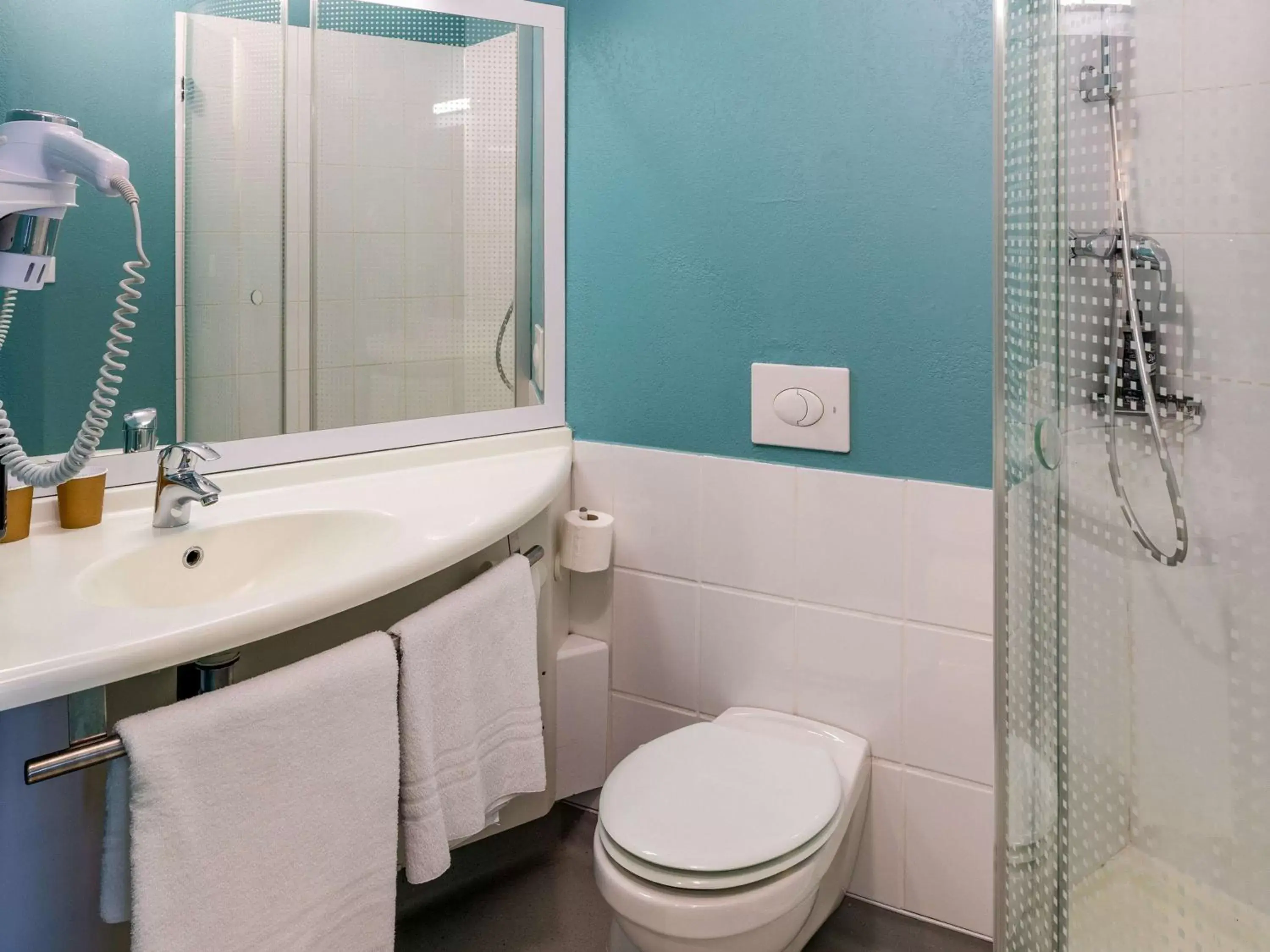 Bathroom in ibis Budget Millau Viaduc