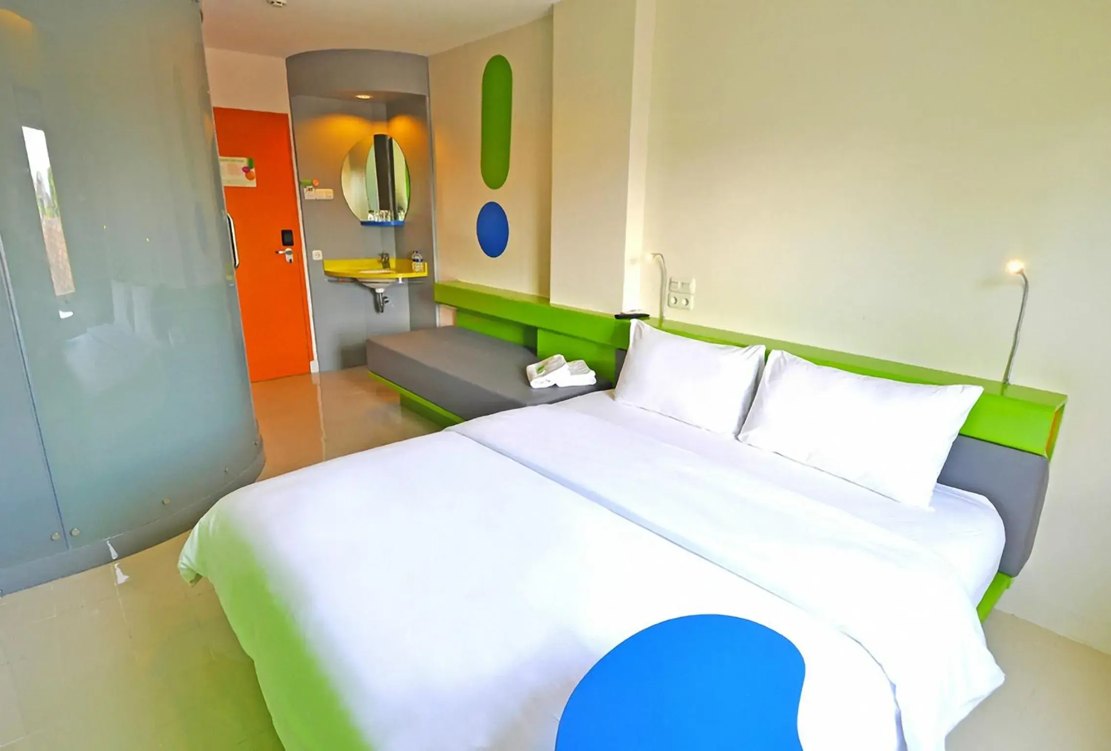 Photo of the whole room, Bed in Pop! Hotel Airport Jakarta