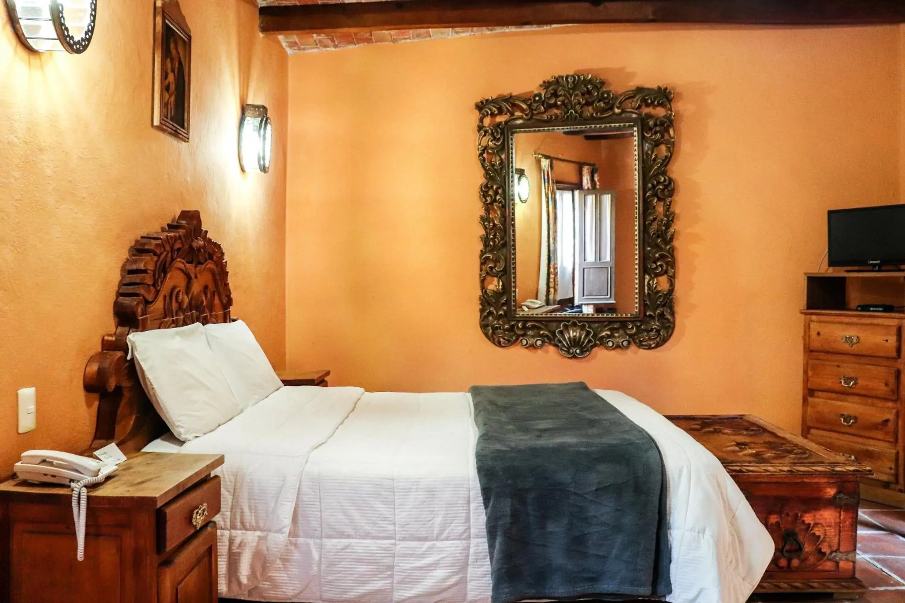 Photo of the whole room, Bed in Mirador del Frayle