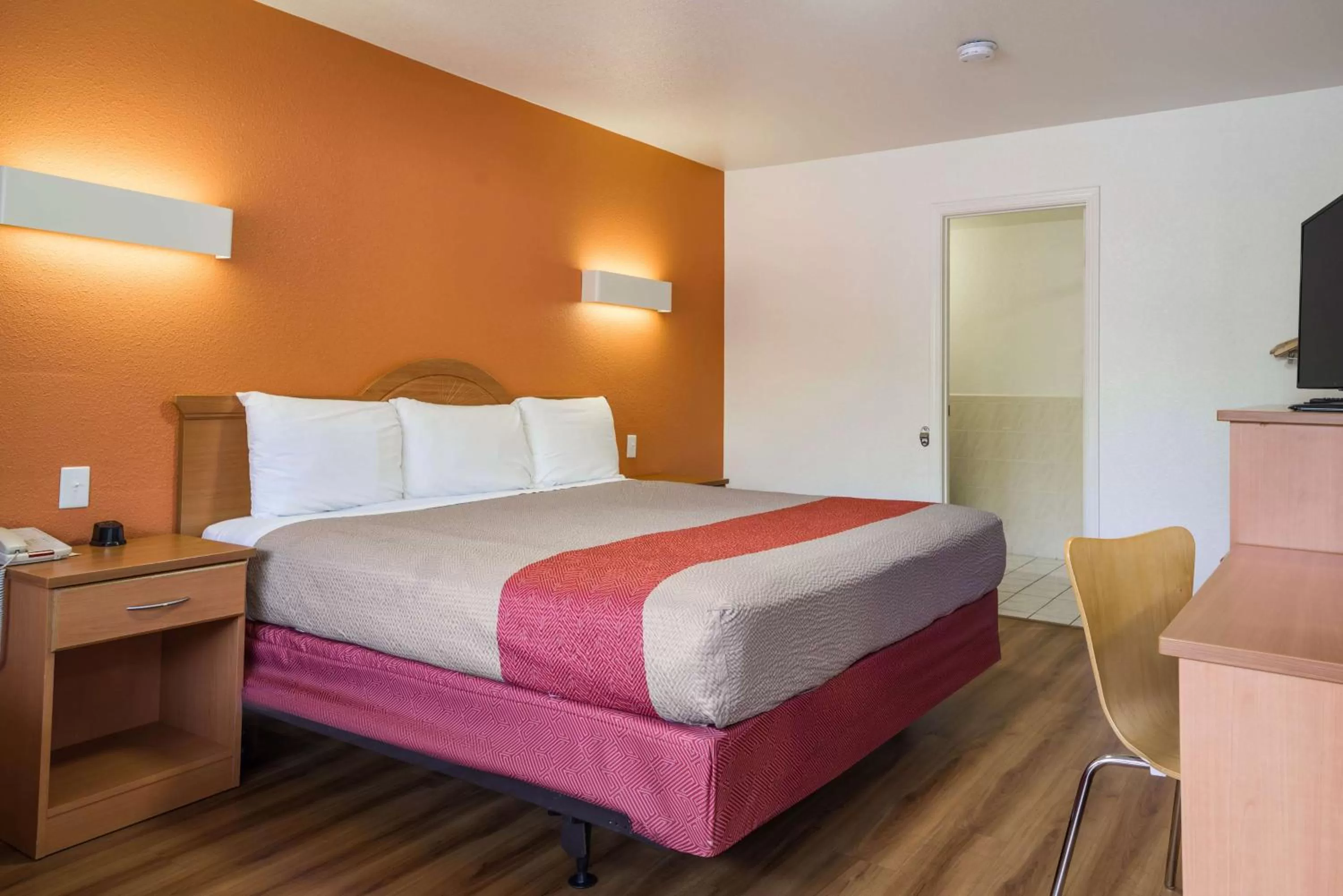 TV and multimedia, Bed in Motel 6-Concord, CA