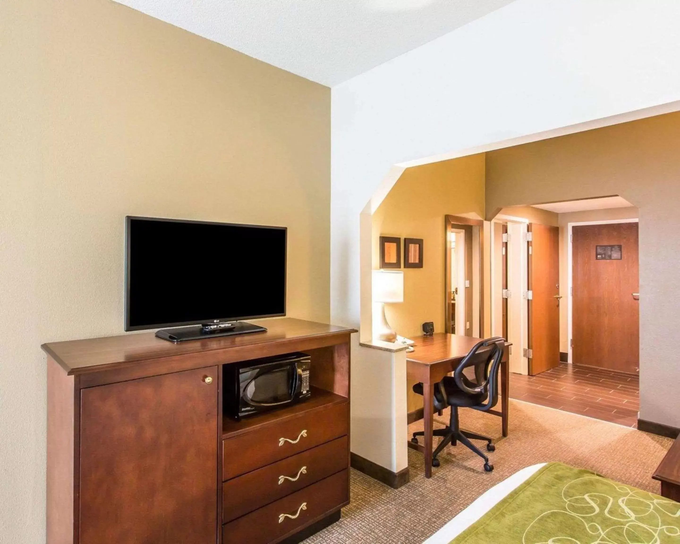 TV and multimedia, TV/Entertainment Center in Comfort Suites Cookeville