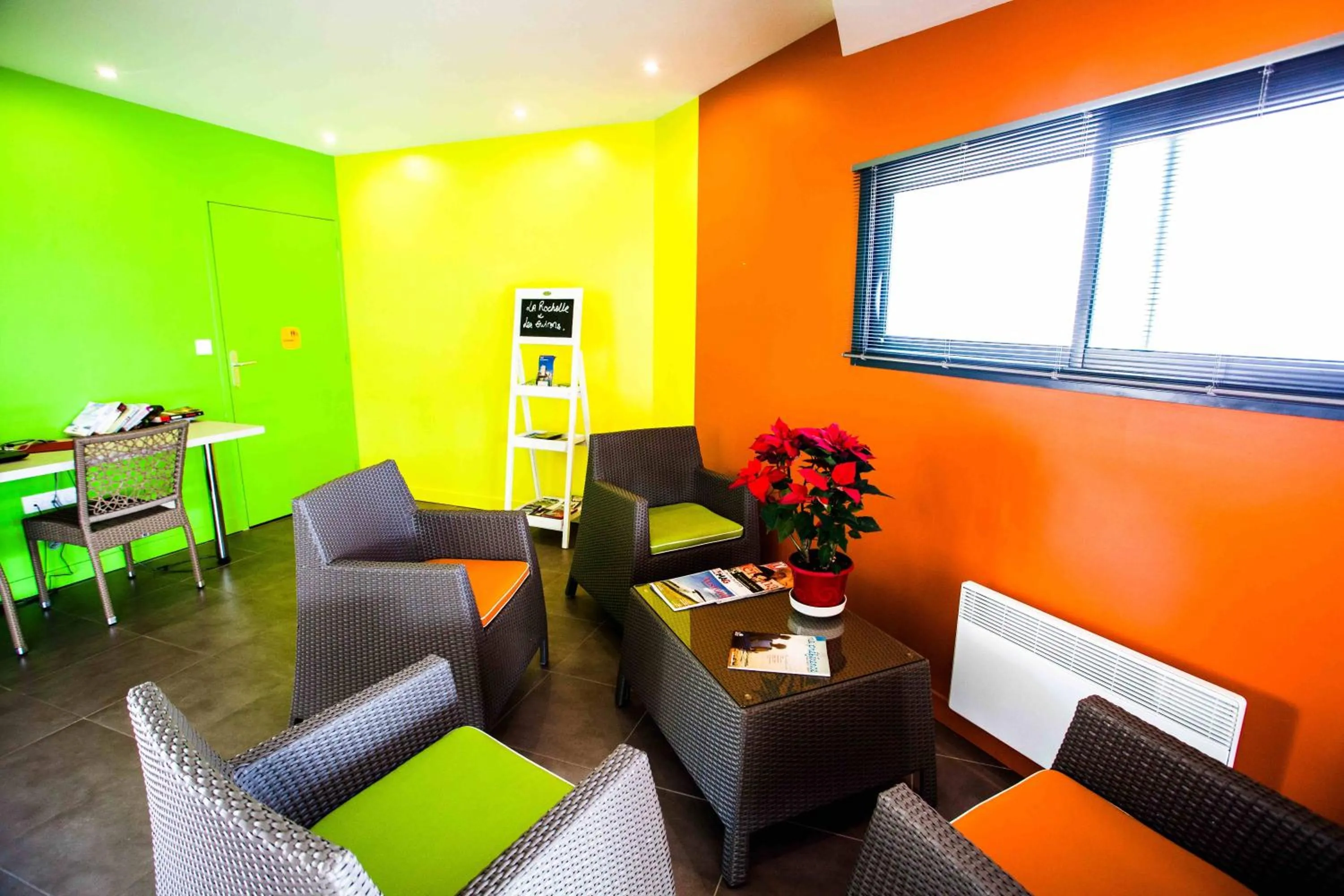 Lounge or bar in Hôtel de Ré, "The Originals Résidence"