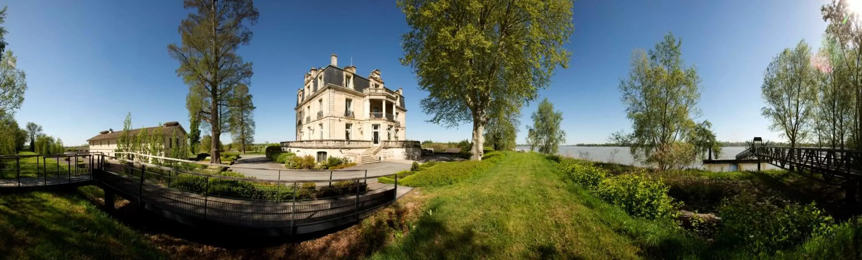 Facade/entrance in Château Grattequina Hôtel Facade/entrance in Château Grattequina Hôtel