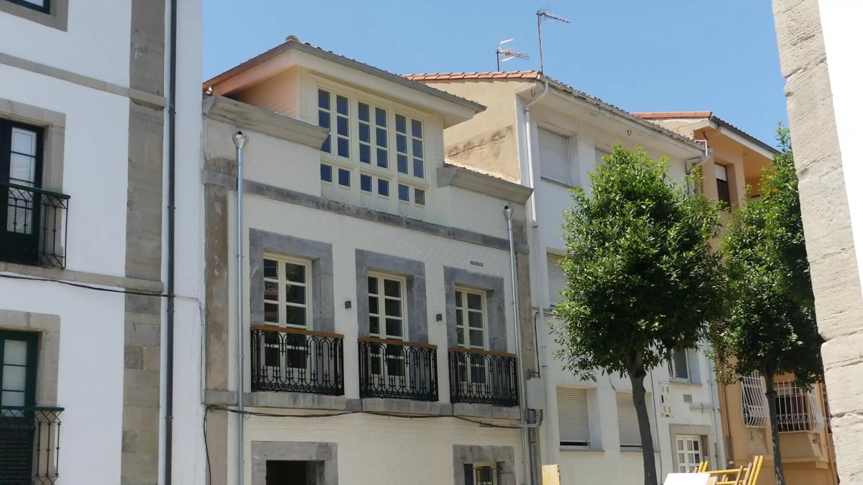 Facade/entrance, Property Building in Apartamentos El Reloj