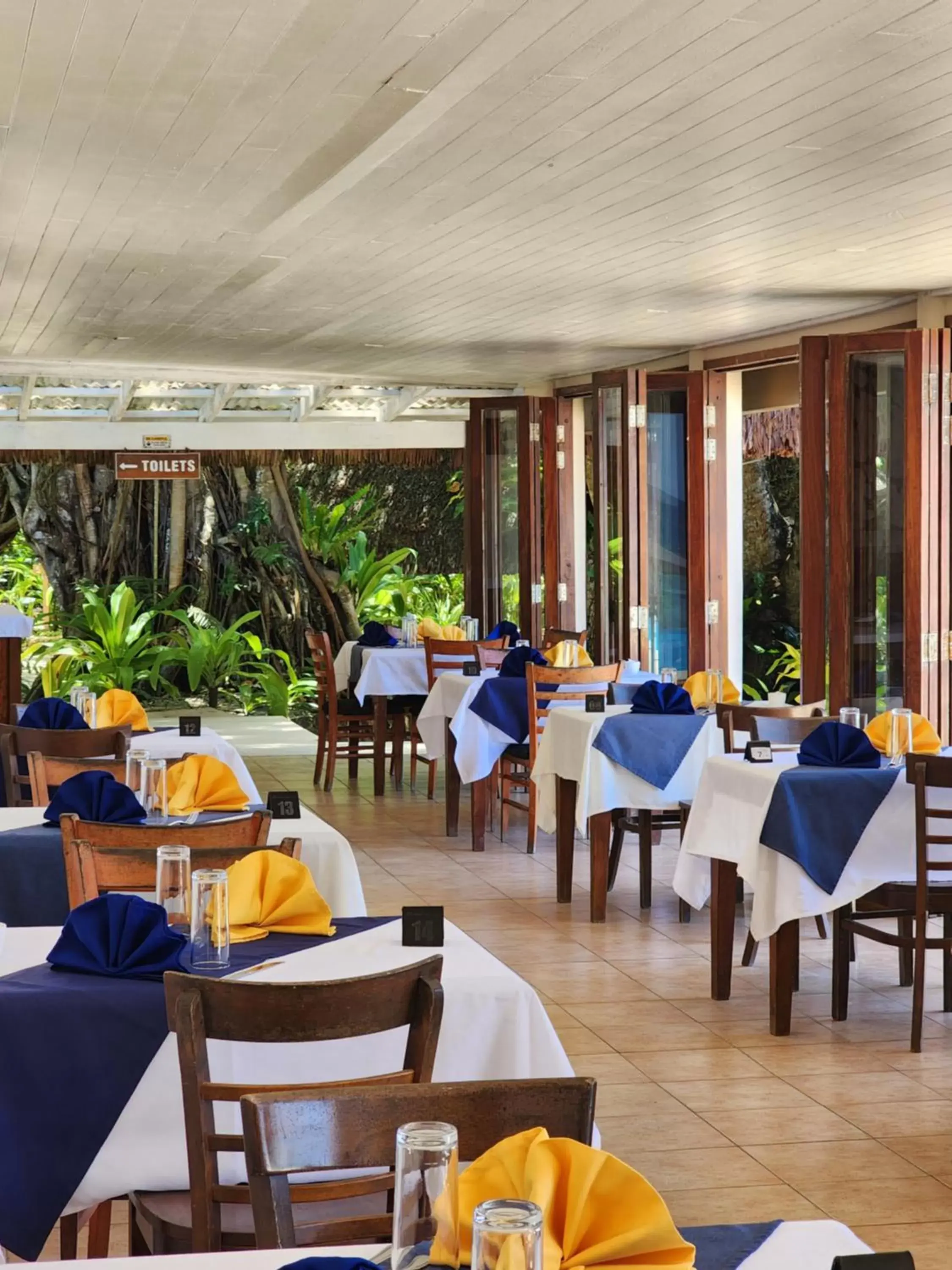 Restaurant/Places to Eat in Breakas Beach Resort