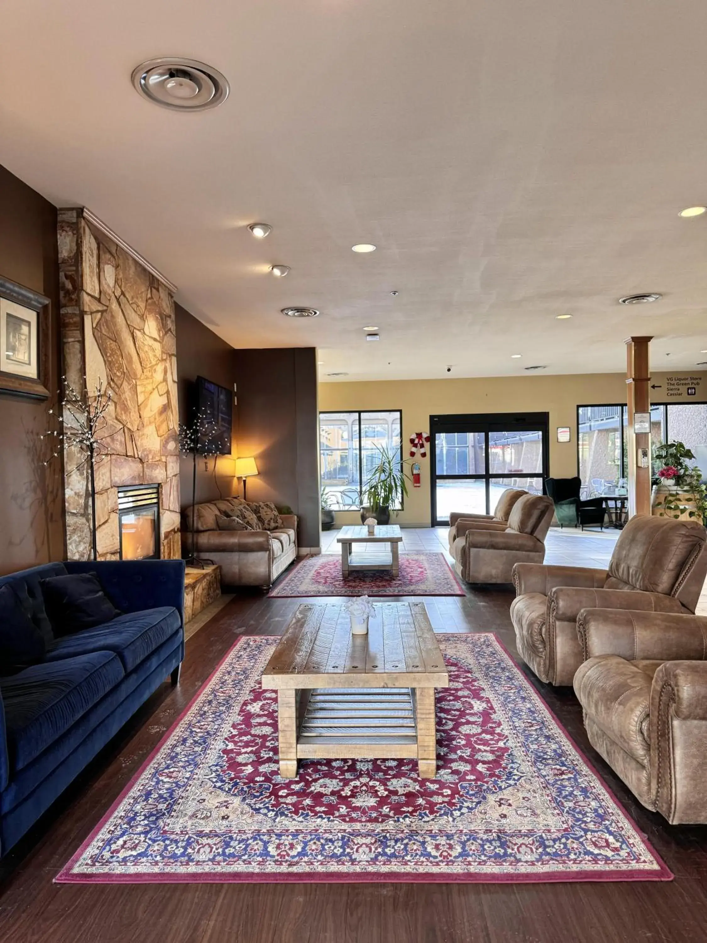 Lobby or reception in DIVYA SUTRA Riviera Plaza and Conference Centre, Vernon, BC