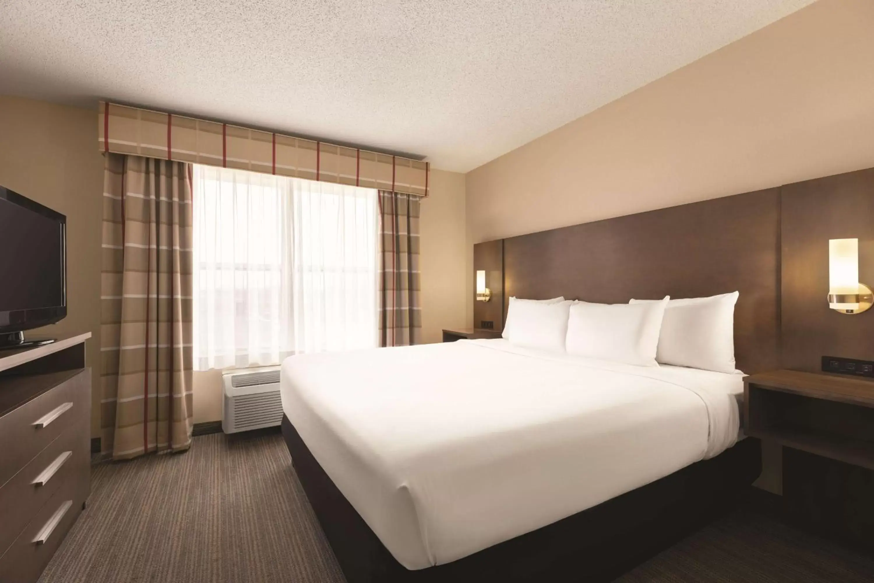 Photo of the whole room, Bed in Country Inn & Suites by Radisson, Forest Lake, MN