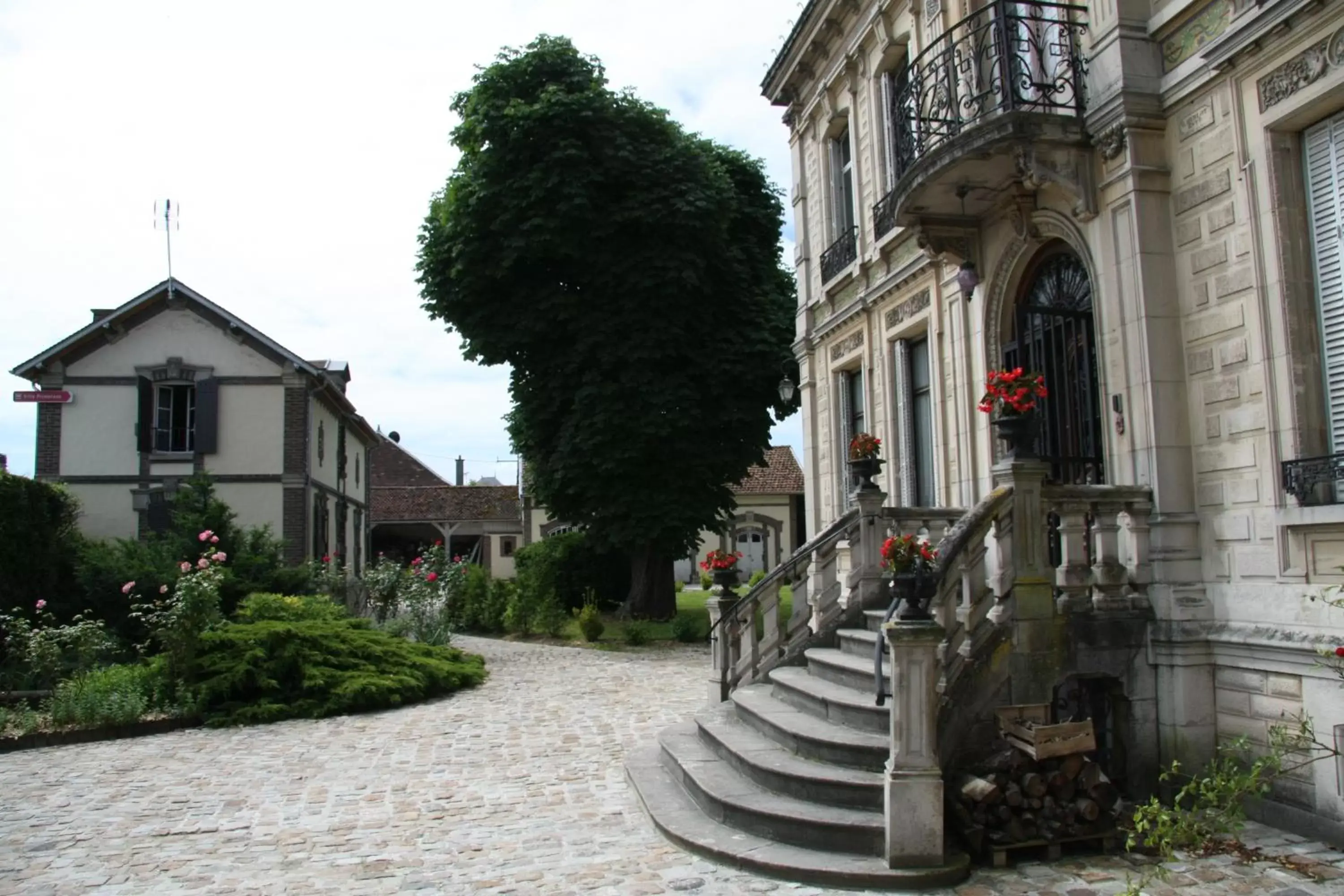 Garden, Facade/Entrance in Villa Primerose