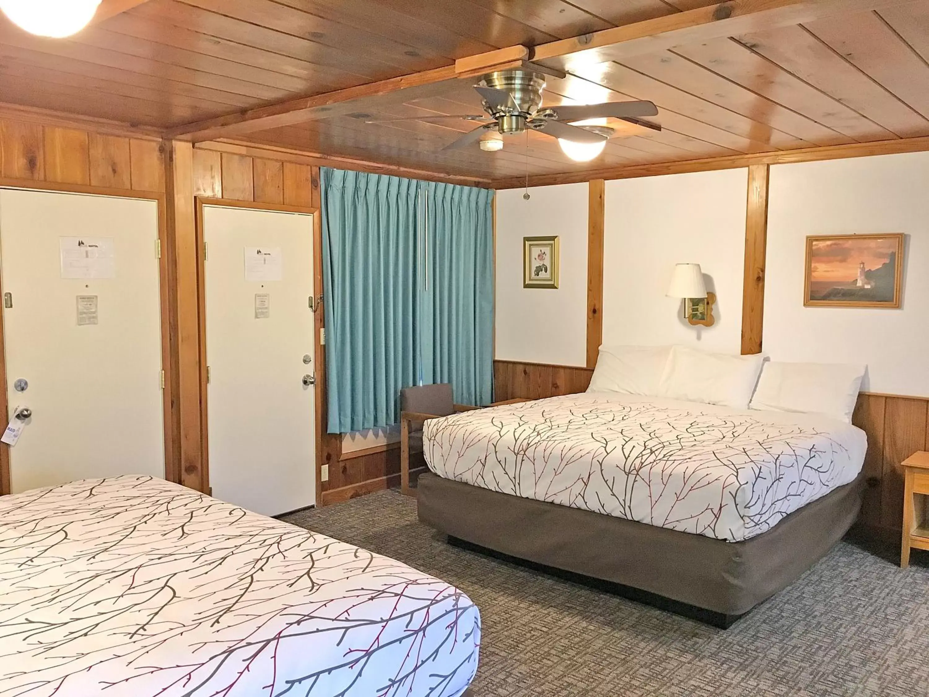 Bed in Park Motel and Cabins