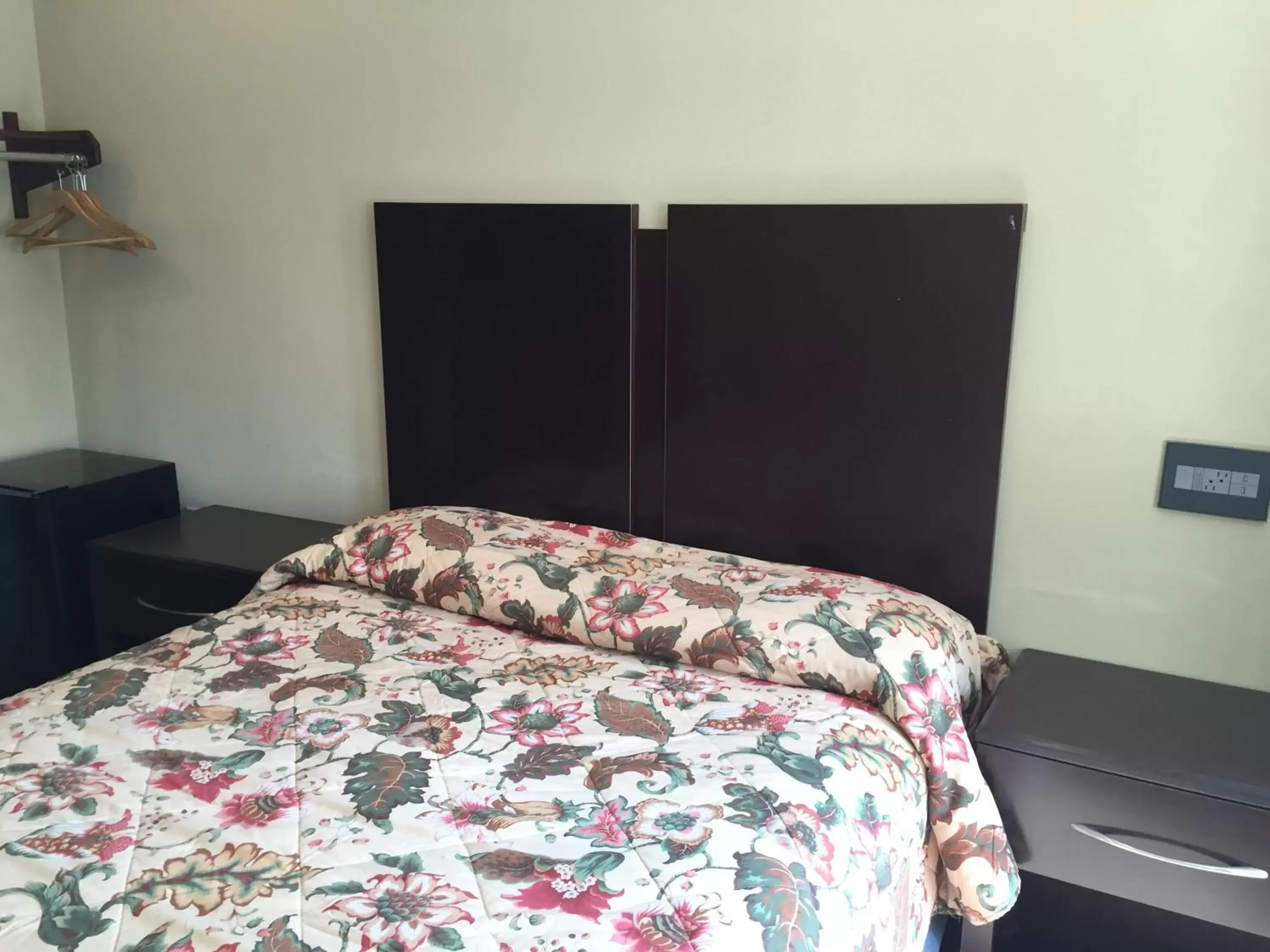 Bed, Room Photo in Deluxe Inn Redwood City