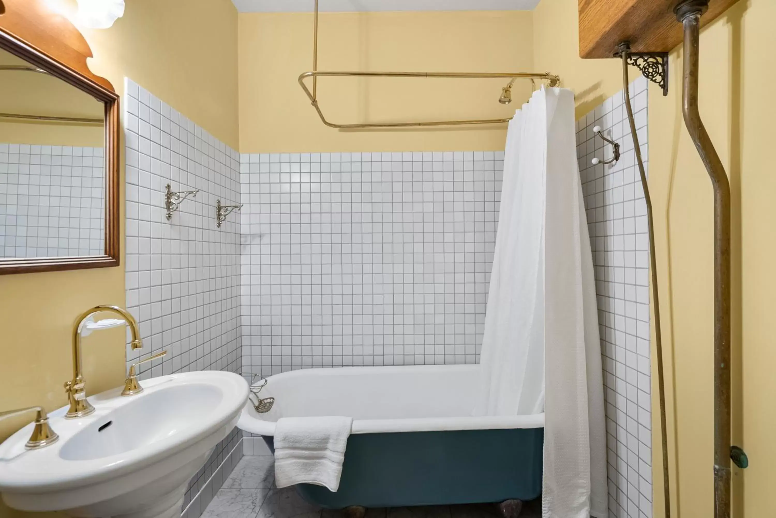 Bathroom in Hennessey House Bed and Breakfast