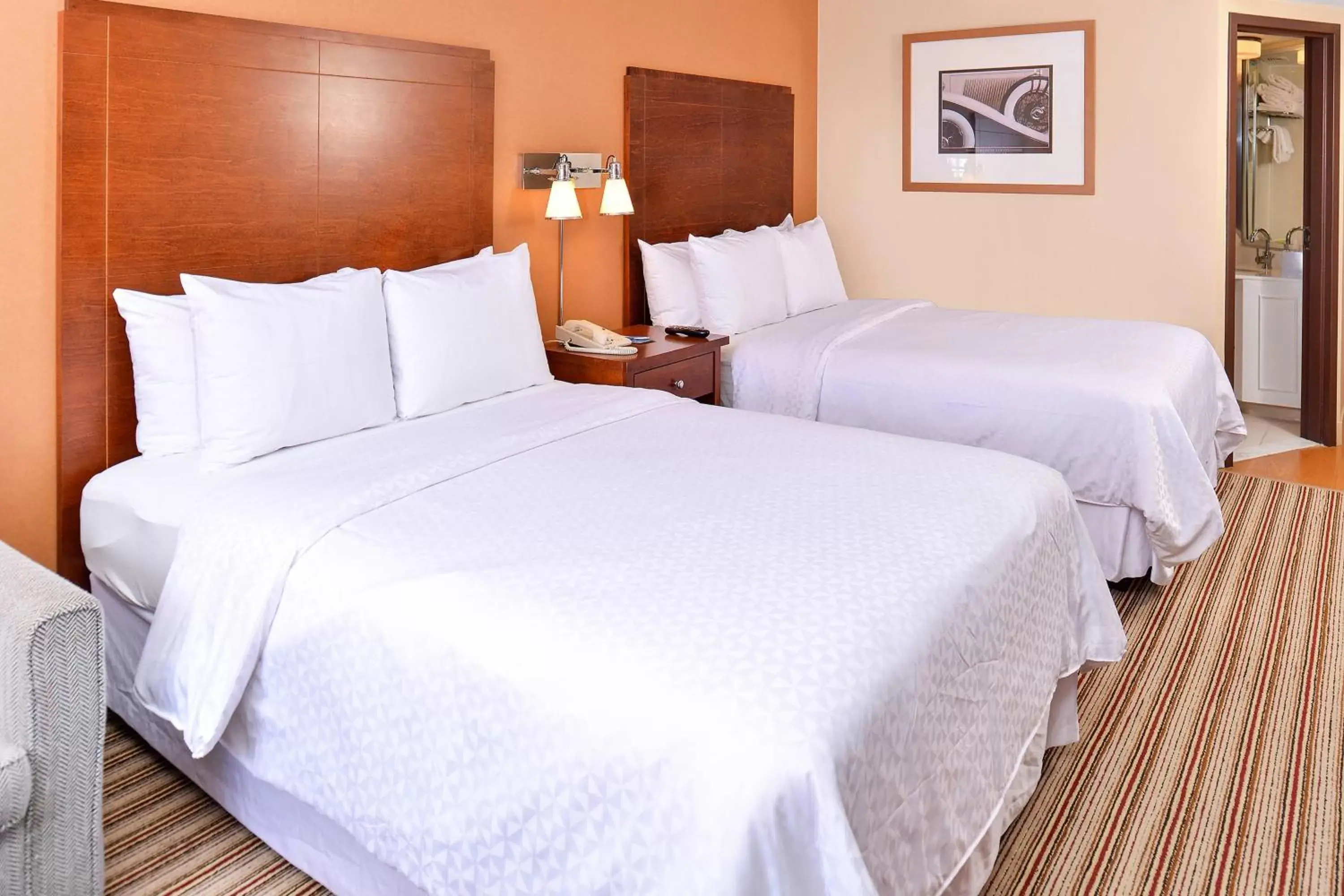 Photo of the whole room, Bed in Four Points by Sheraton Detroit Metro Airport