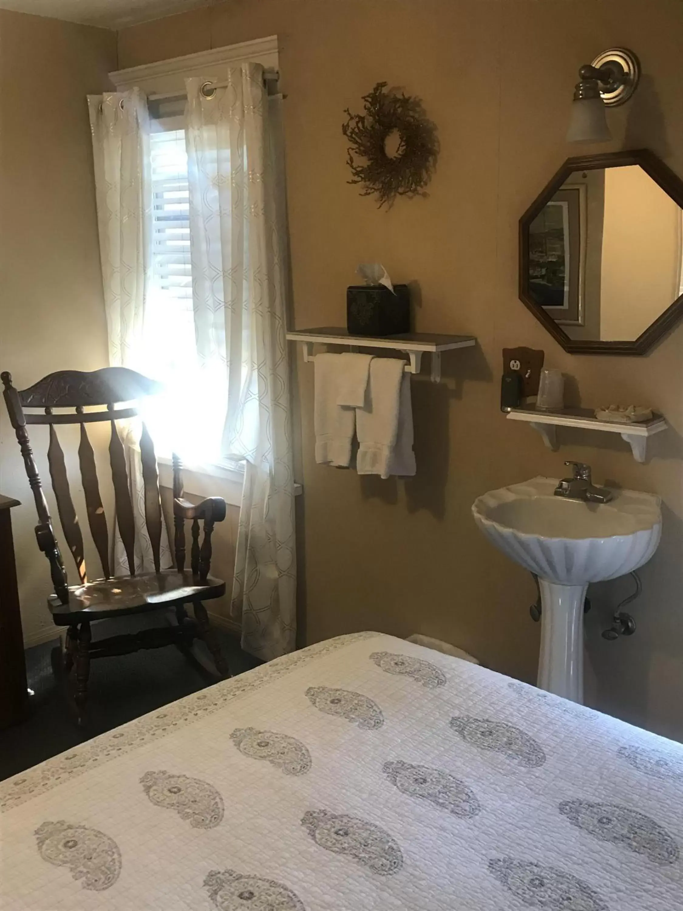 Bedroom, Bathroom in Beachrunners Inn