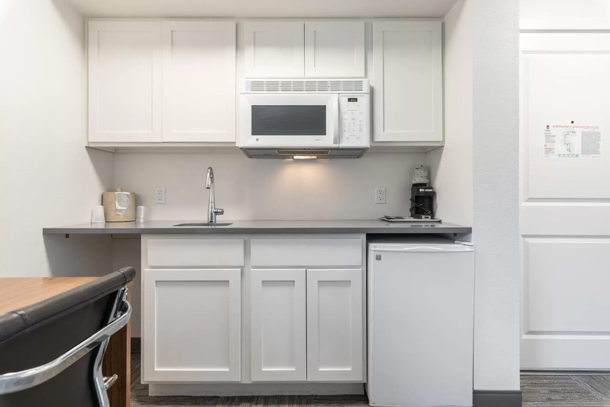 Kitchen/Kitchenette in Marshall Suites