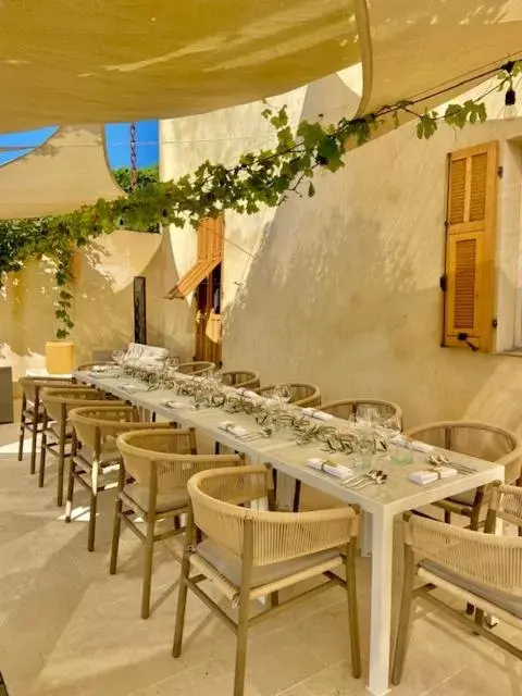 Restaurant/Places to Eat in Toile Blanche