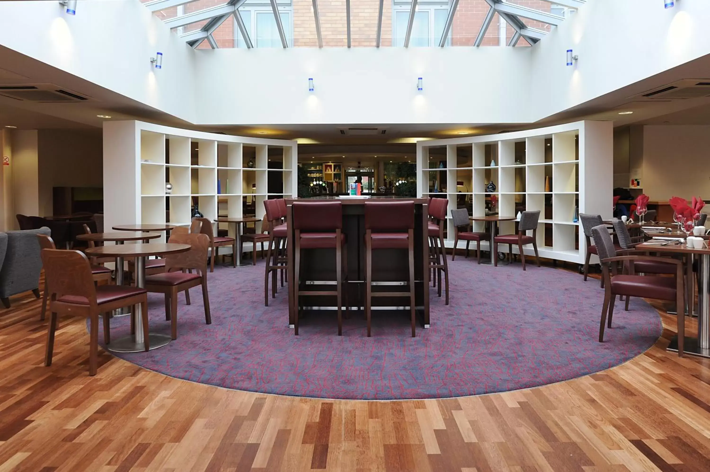 Lounge or bar in Park Inn by Radisson Birmingham Walsall Lounge or bar in Park Inn by Radisson Birmingham Walsall