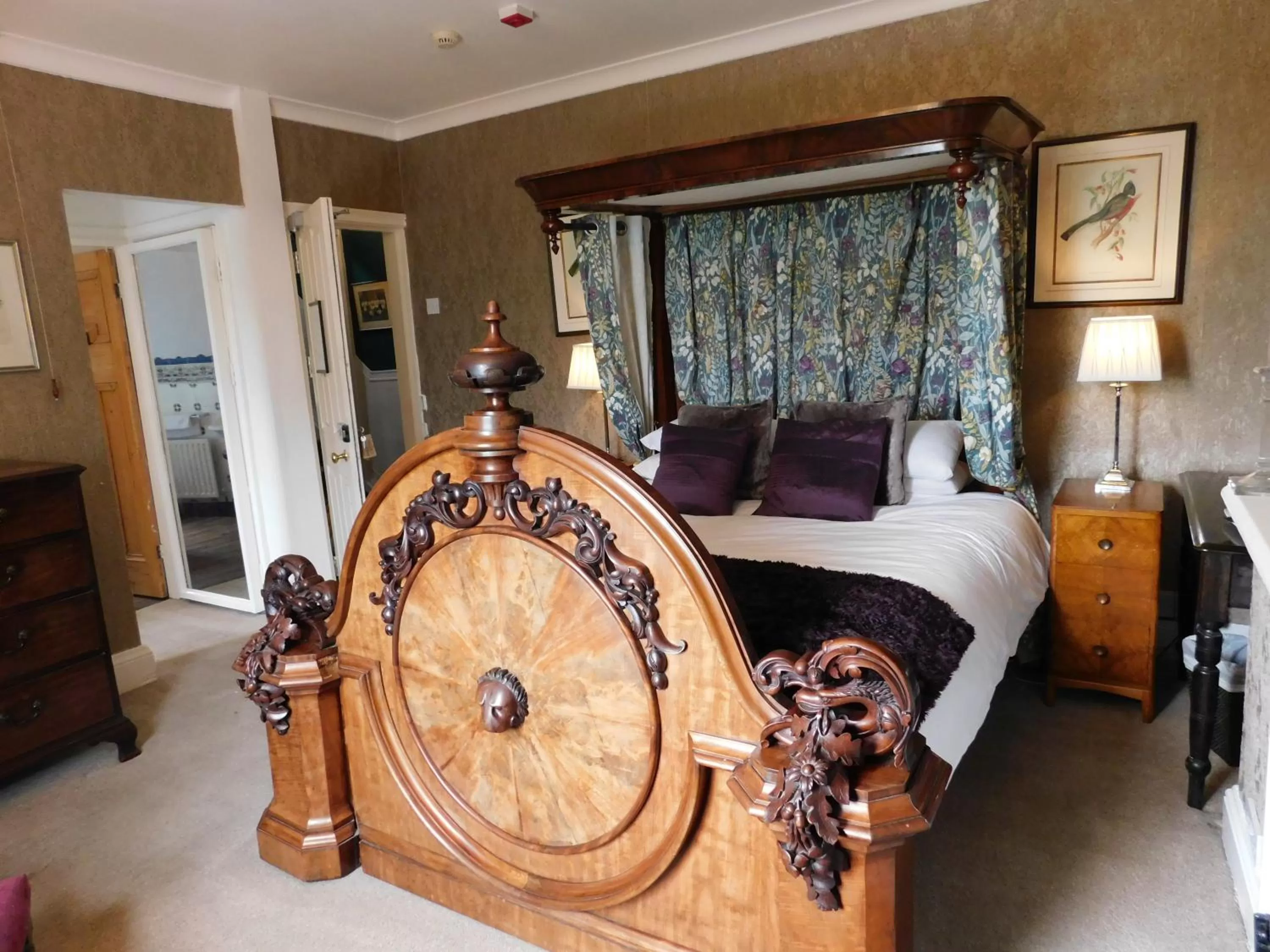 Photo of the whole room, Bed in The Old Registry guest house