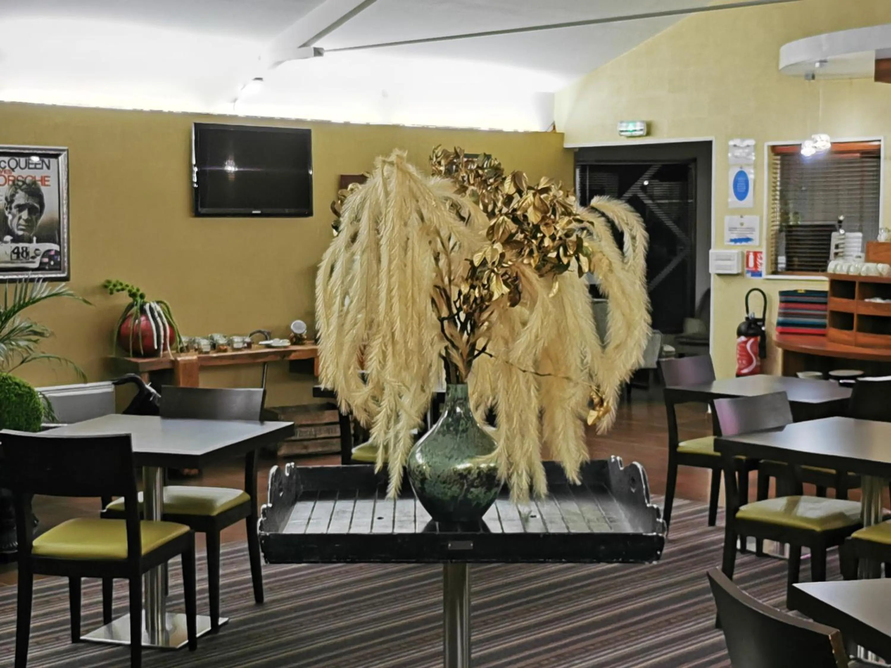 Other in Contact Hotel Atoll