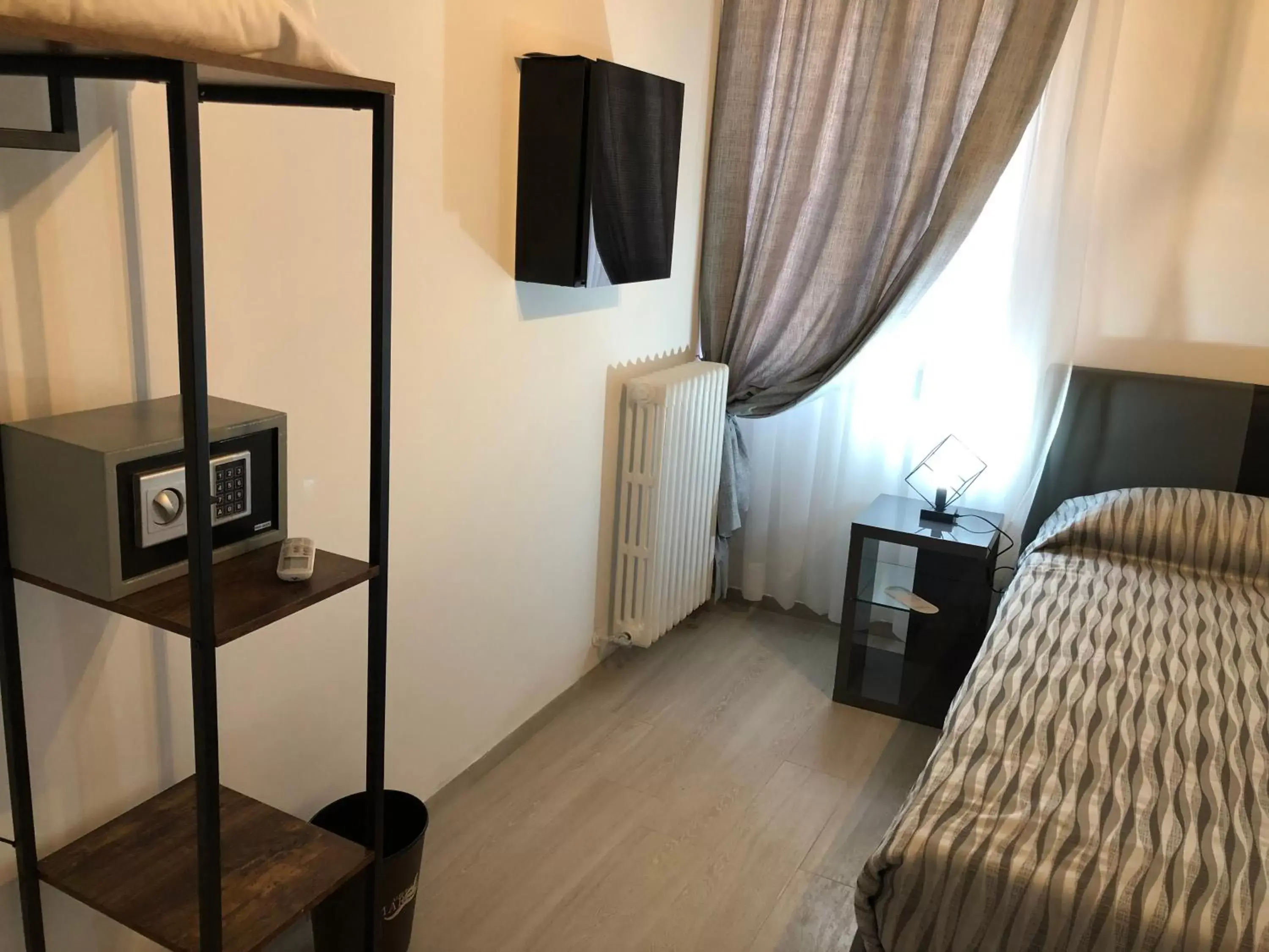 Bedroom, TV/Entertainment Center in Albergo Marin