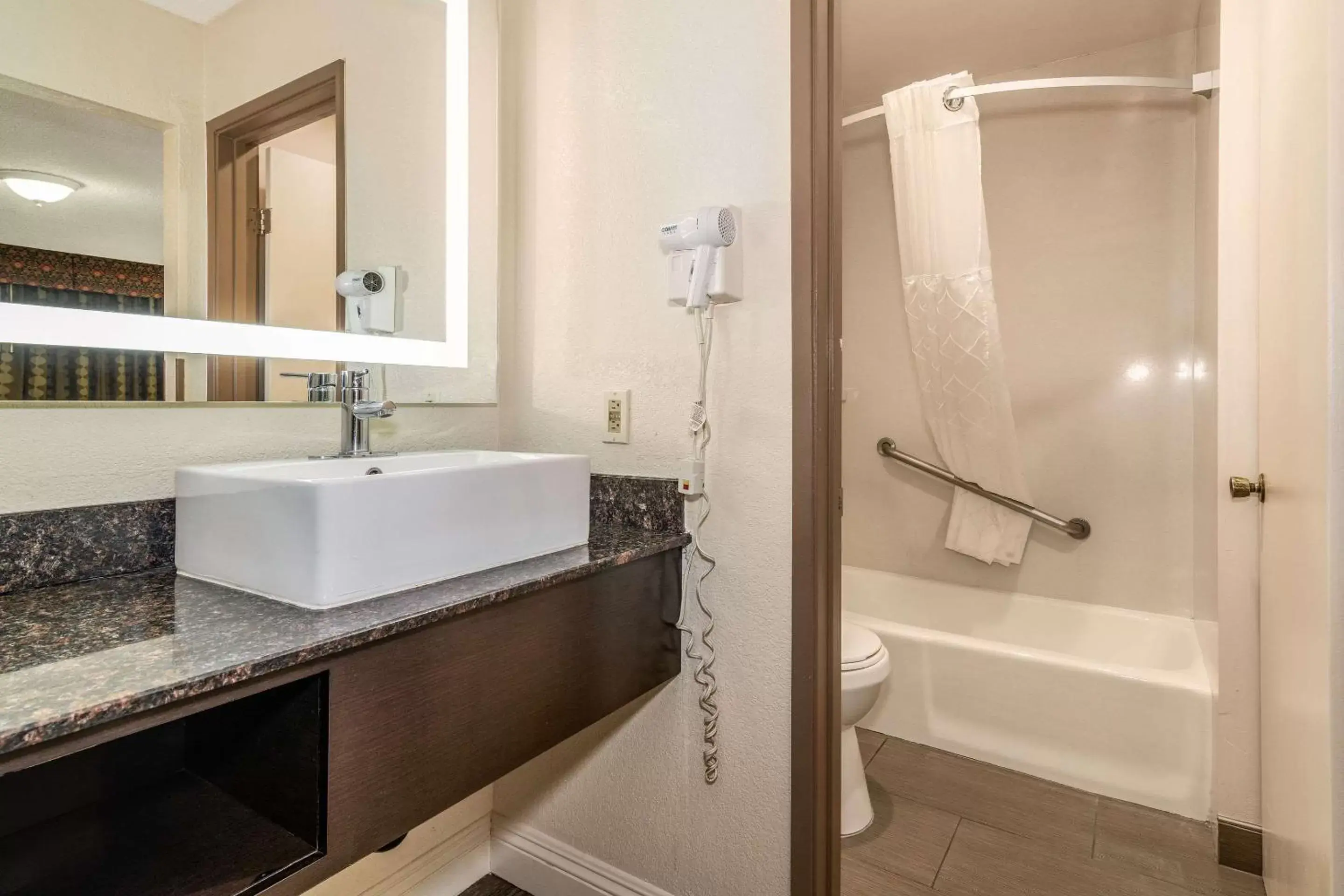 Bedroom in Rodeway Inn On Historic Route 66 Bedroom in Rodeway Inn On Historic Route 66