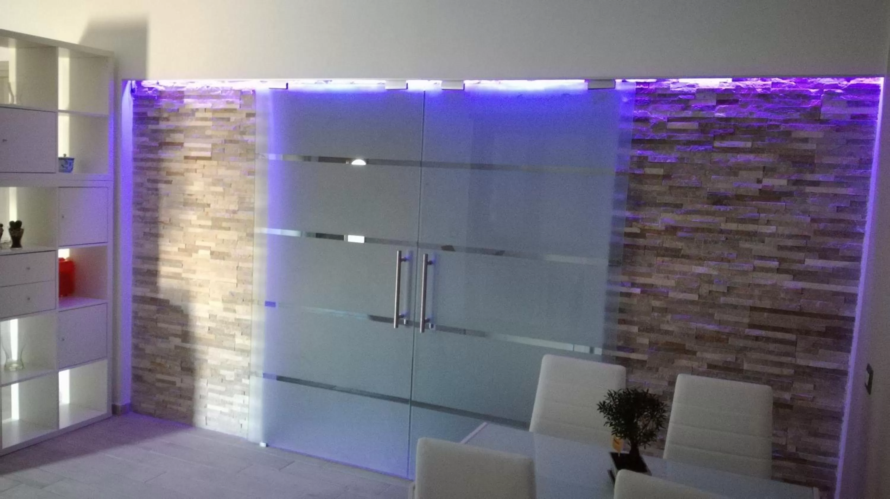 Communal lounge/ TV room, Bathroom in Bonsai Bed & Breakfast