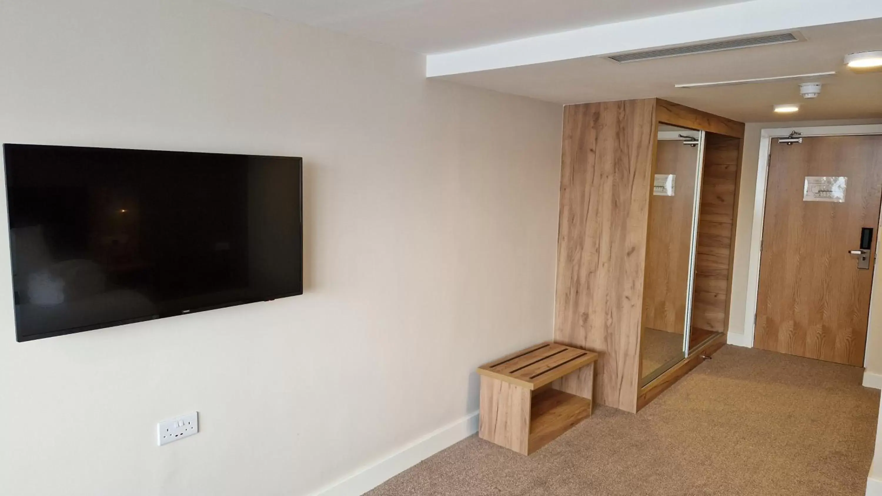 TV and multimedia, TV/Entertainment Center in Best Western Northfields Ealing Hotel