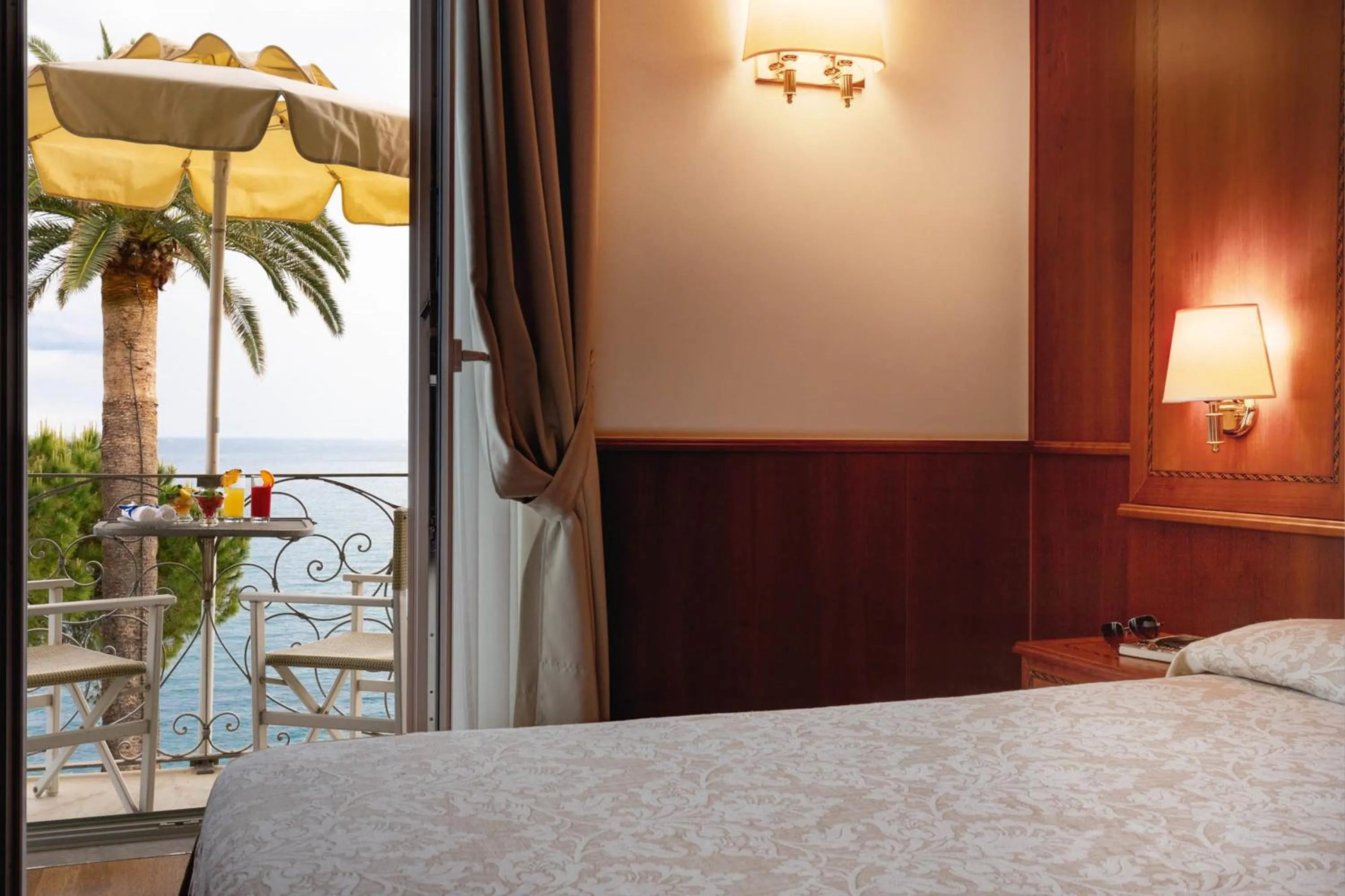 Bed in Hotel Continental