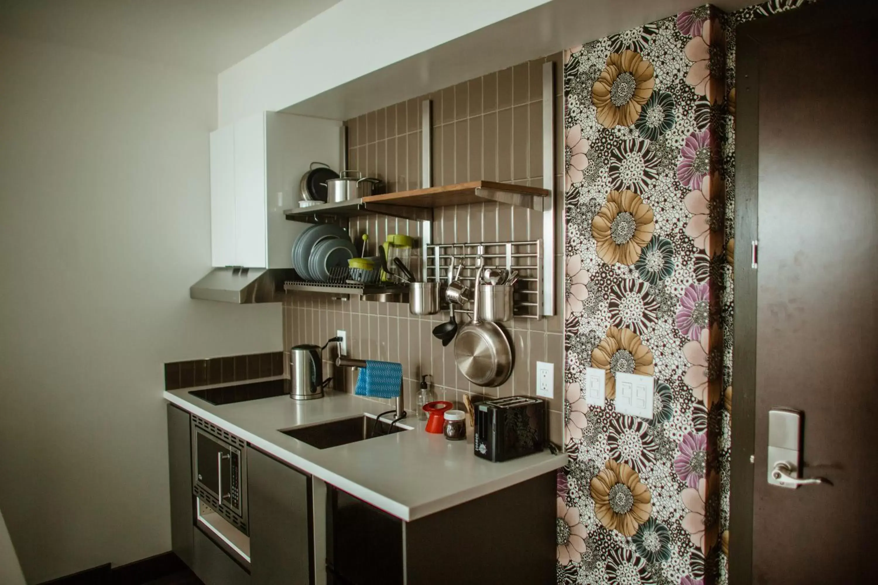 Kitchen or kitchenette, Kitchen/Kitchenette in Silverbow Inn & Suites