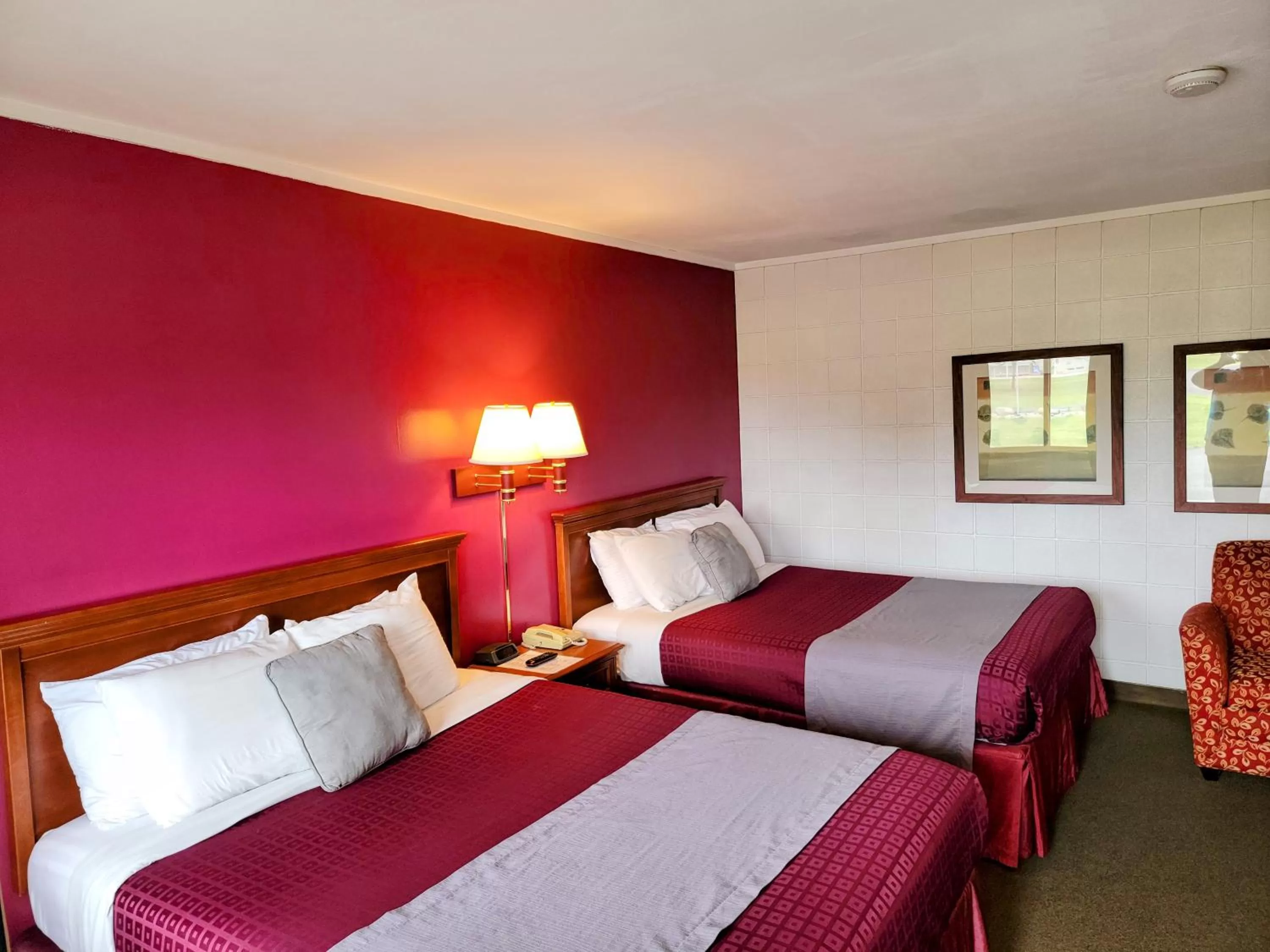 Bed in Skyview Motel - Prairie du Sac