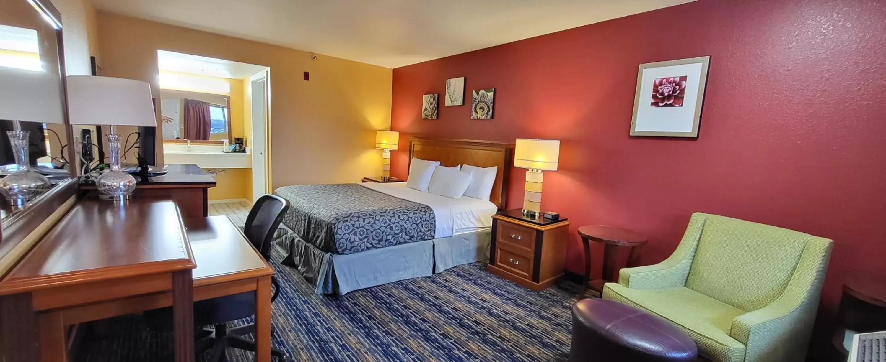 Photo of the whole room, Bed in Olympic Inn & Suites Port Angeles