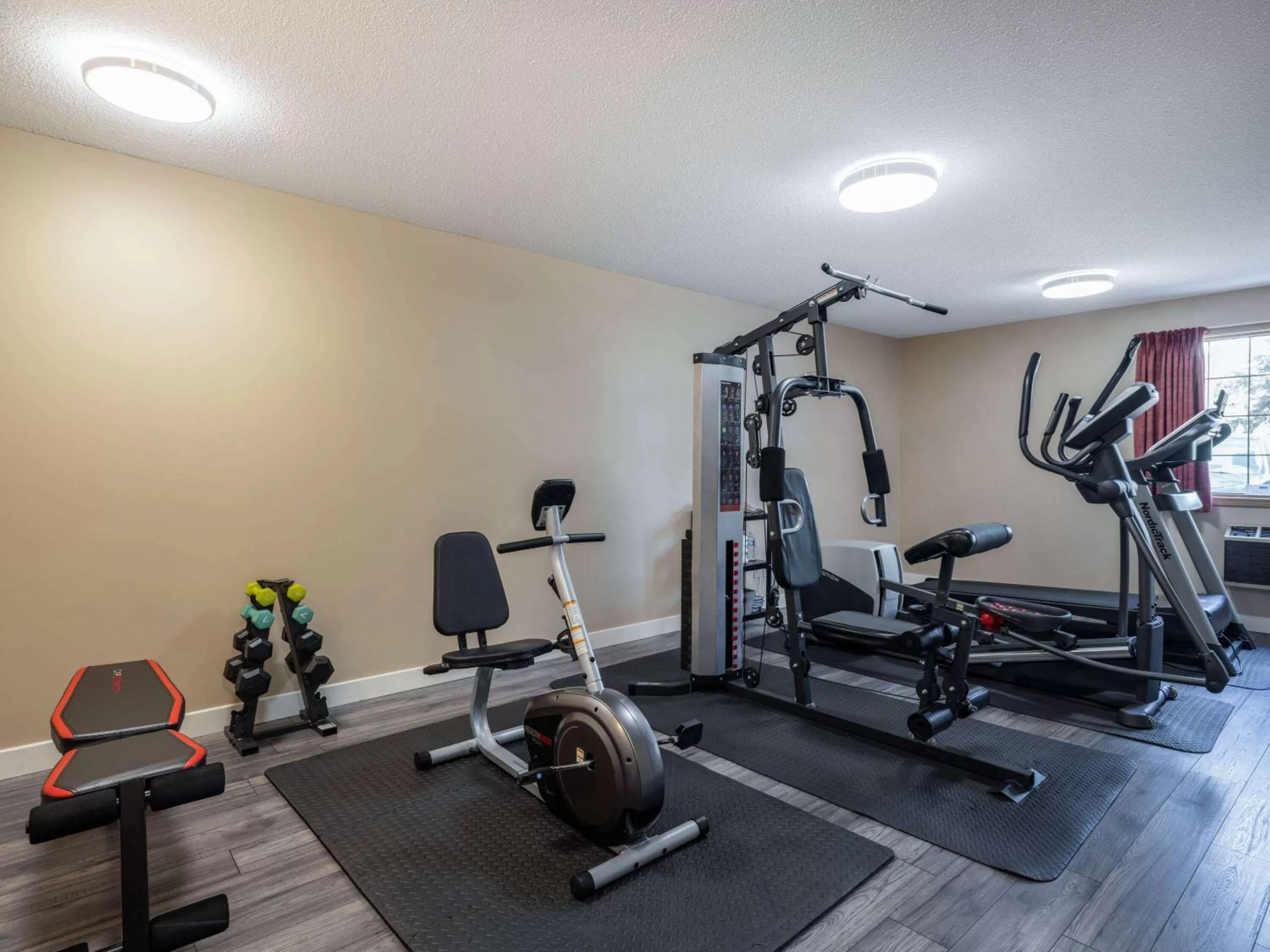 Fitness centre/facilities in Travelodge by Wyndham Lacombe