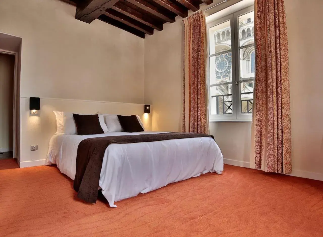 Photo of the whole room, Bed in Logis du Parvis ***Face Cathédrale/in front of the Cathedral***