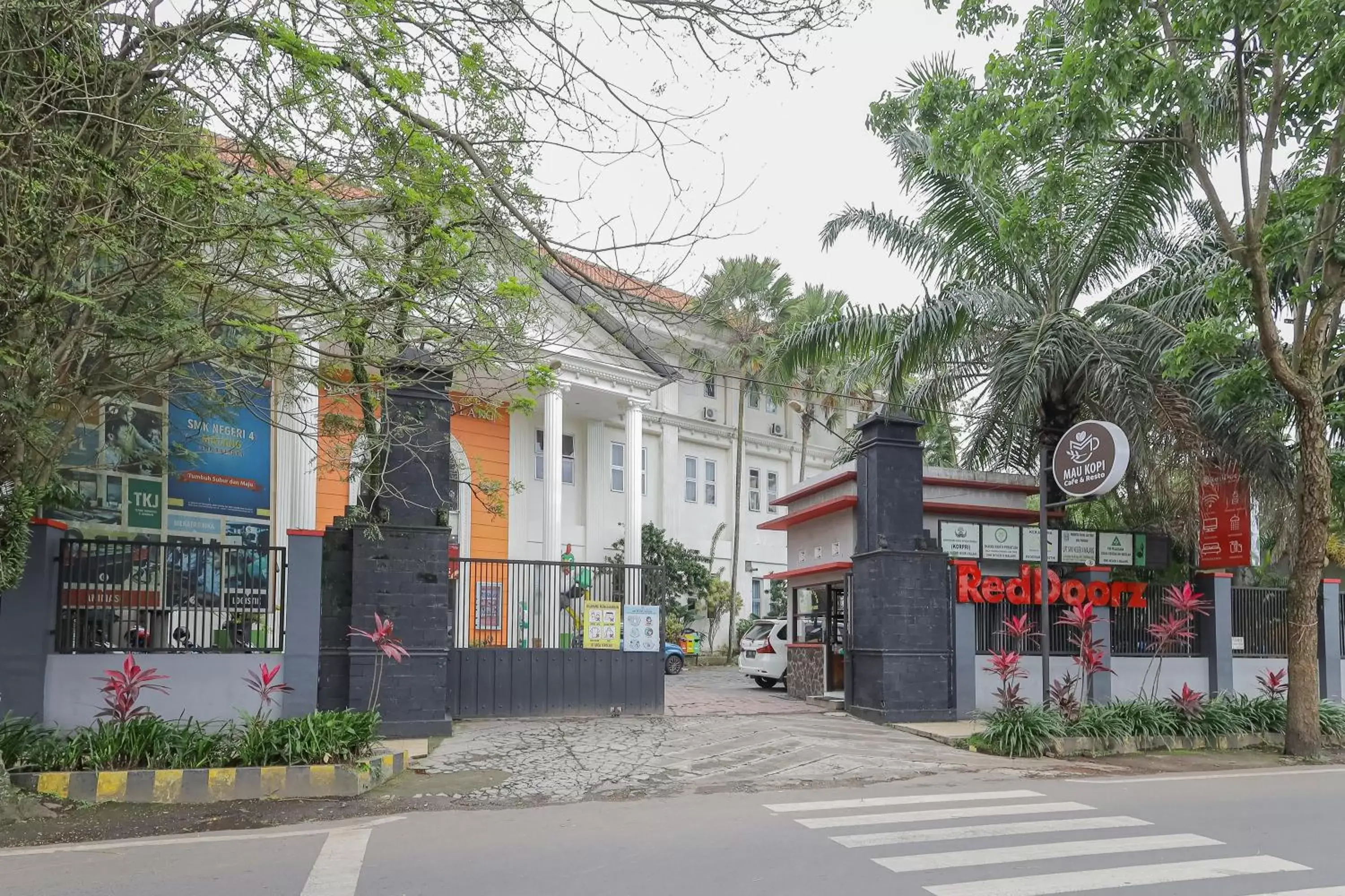 Property building in RedDoorz Syariah @ Klojen Malang Property building in RedDoorz Syariah @ Klojen Malang