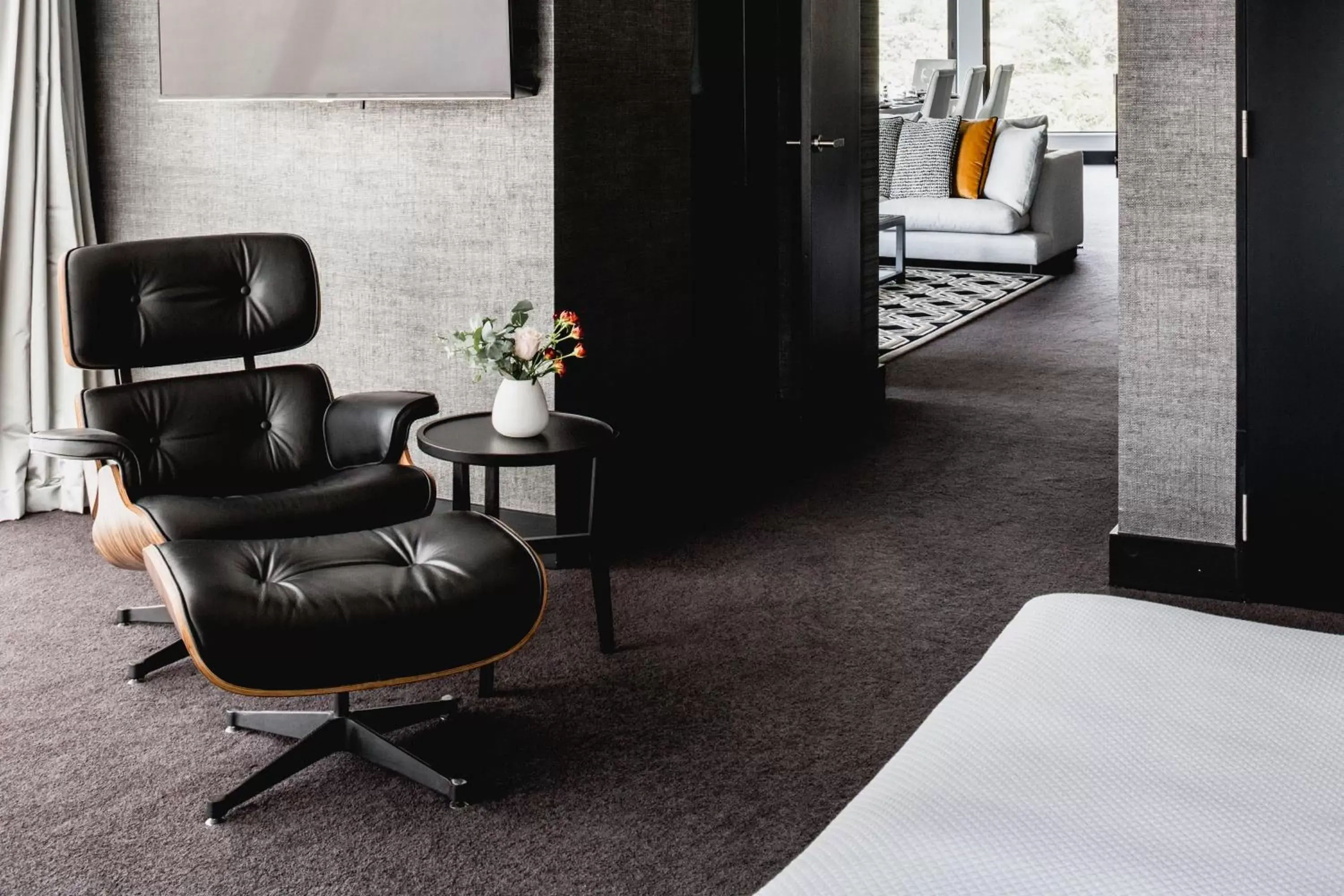 Bedroom, Seating Area in Bolton Hotel