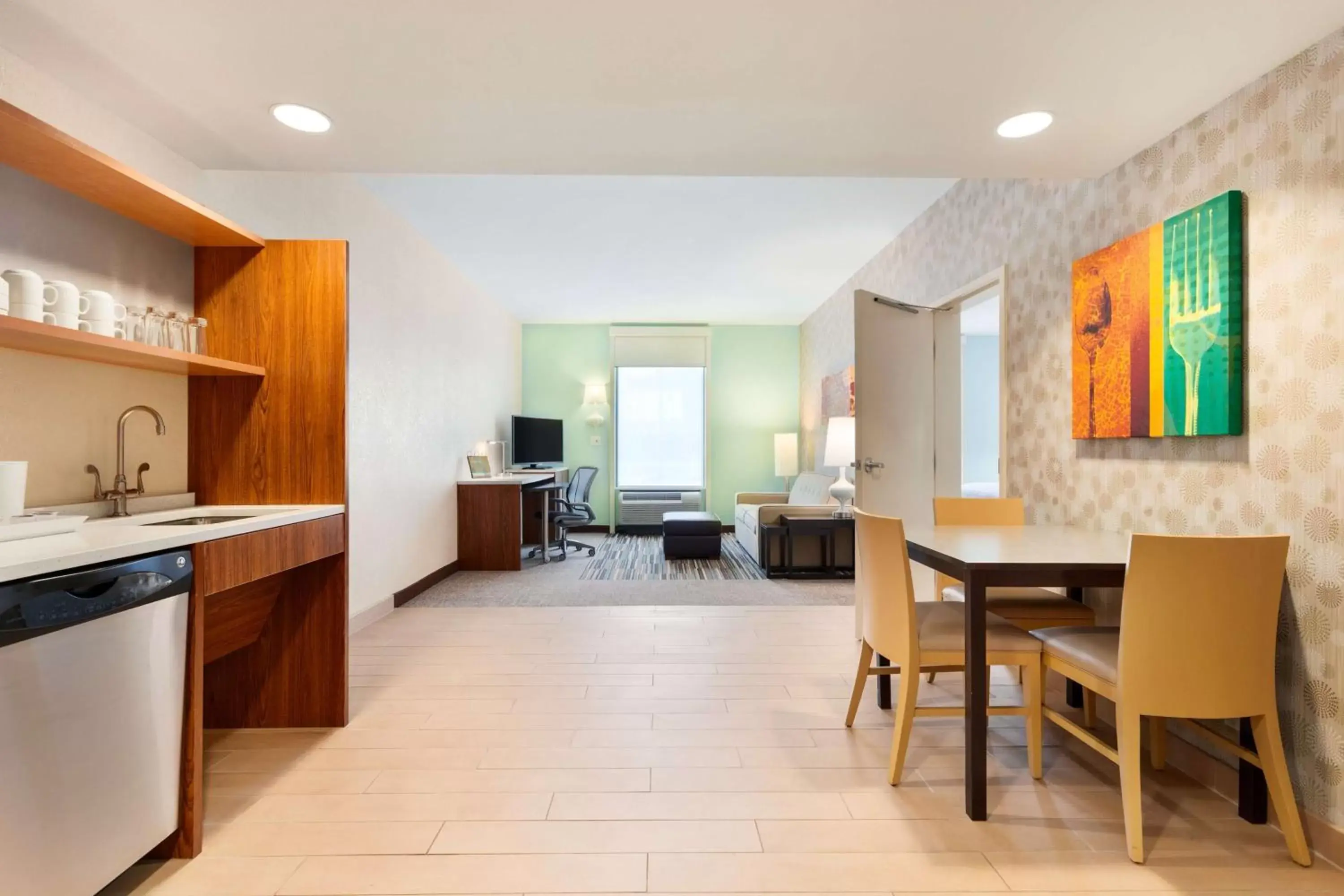 Living room, Kitchen/Kitchenette in Home2 Suites by Hilton Fargo