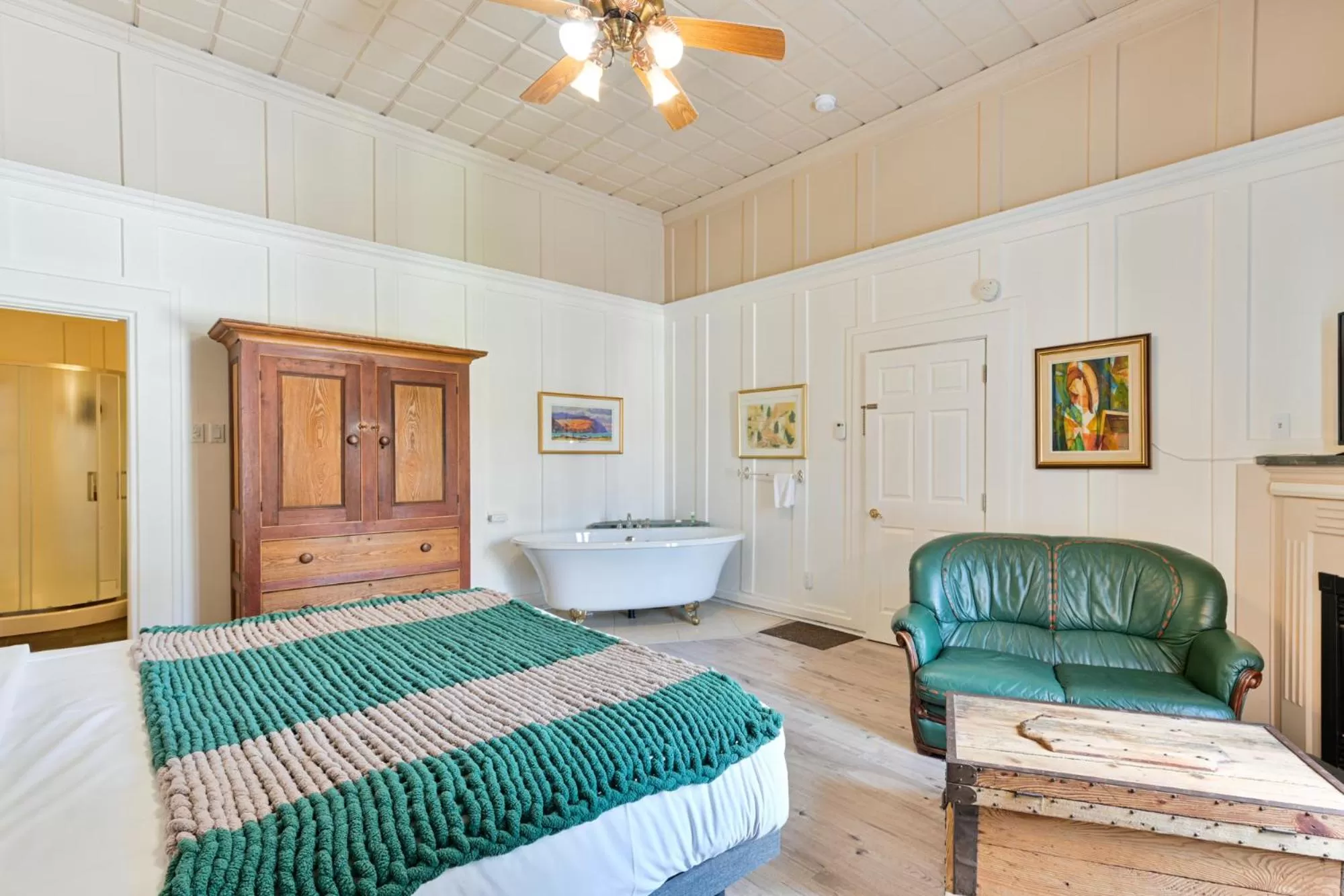 Bed in Hôtel-La Grande Maison et Spa