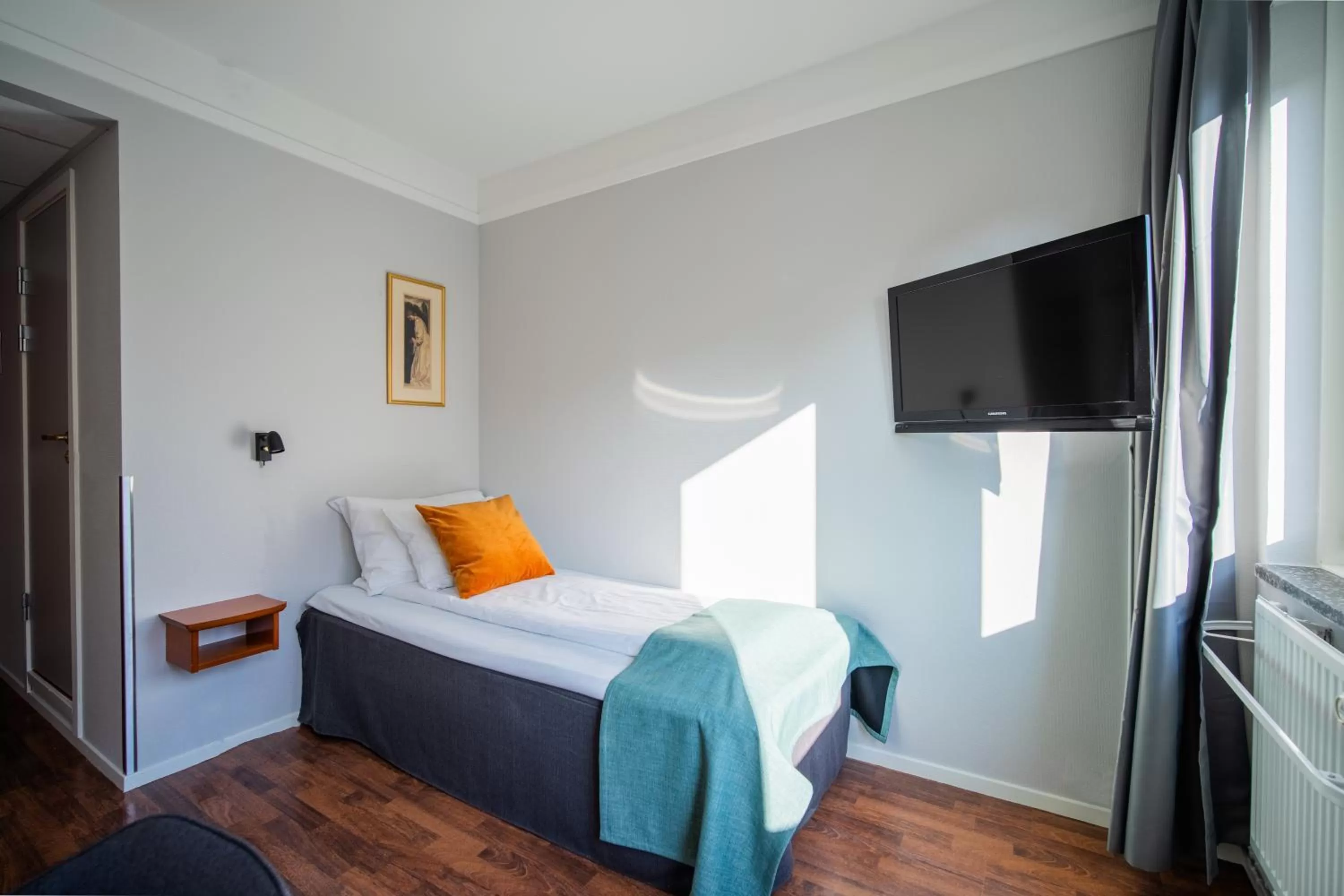 Bed in Enter Amalie Hotel