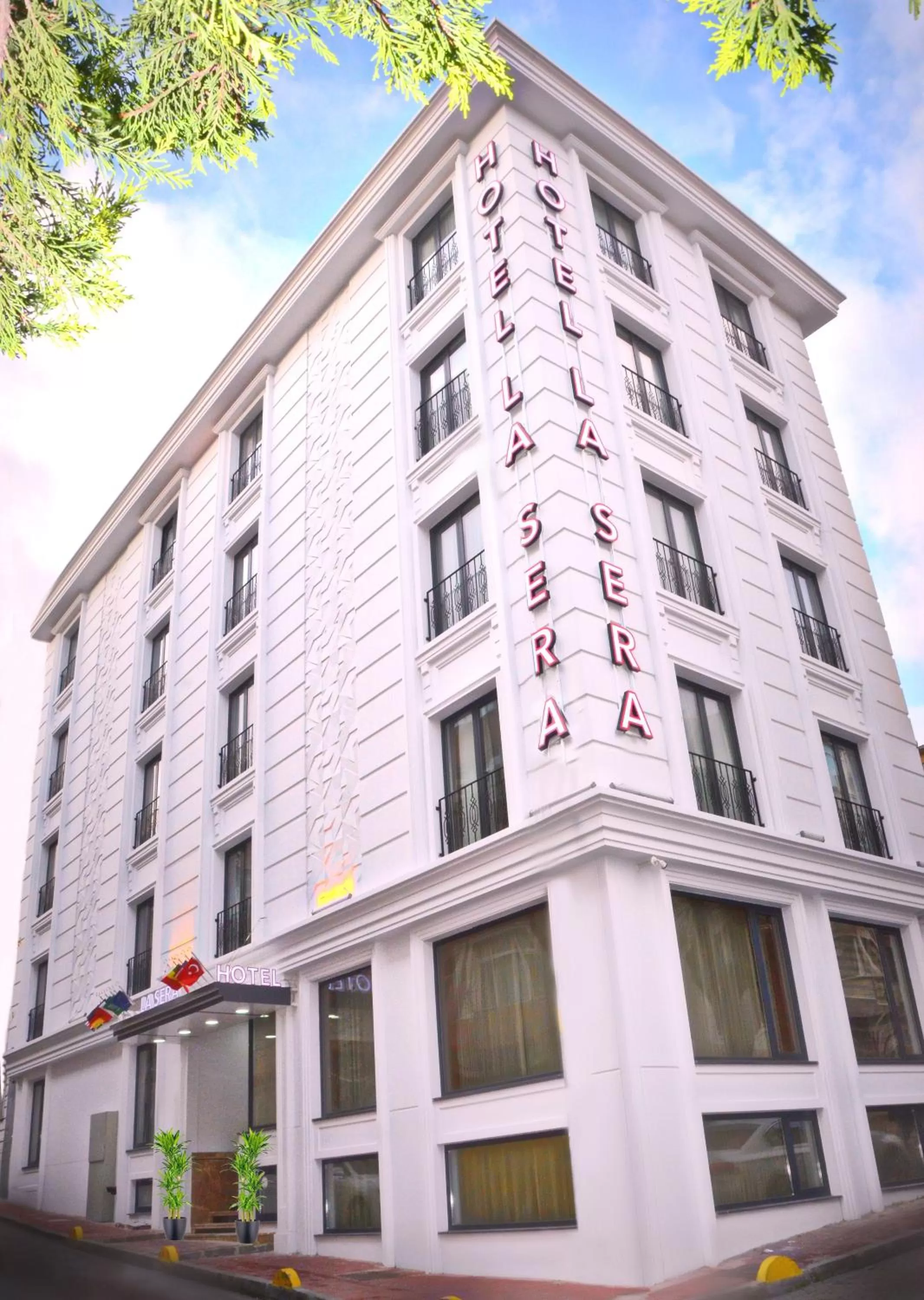 Property building in Hotel La SERA