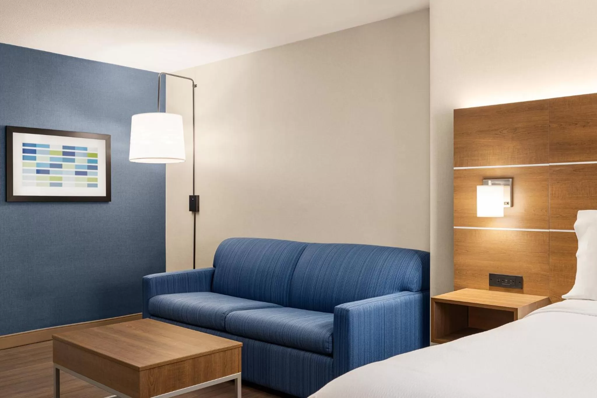 Photo of the whole room, Bed in Holiday Inn Express Vancouver-Metrotown (Burnaby)