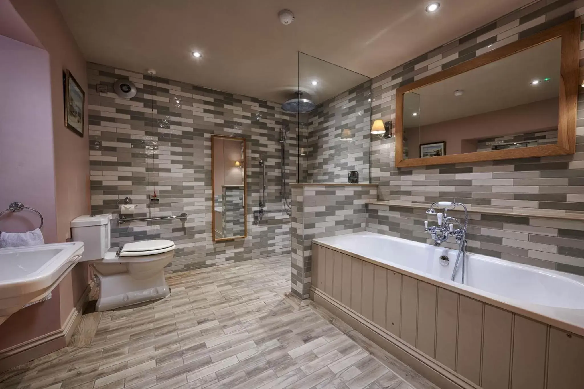 Bathroom in Cavendish Hotel