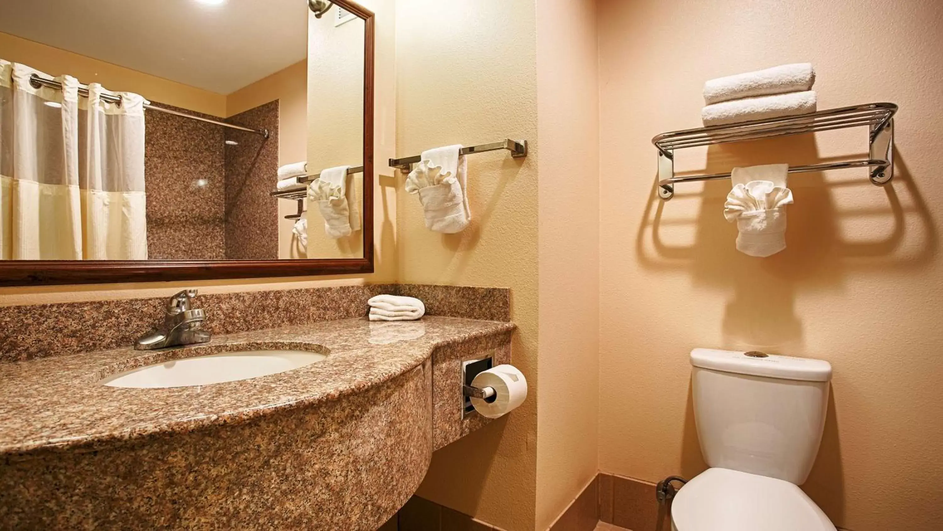 Bathroom in Best Western I-5 Inn & Suites