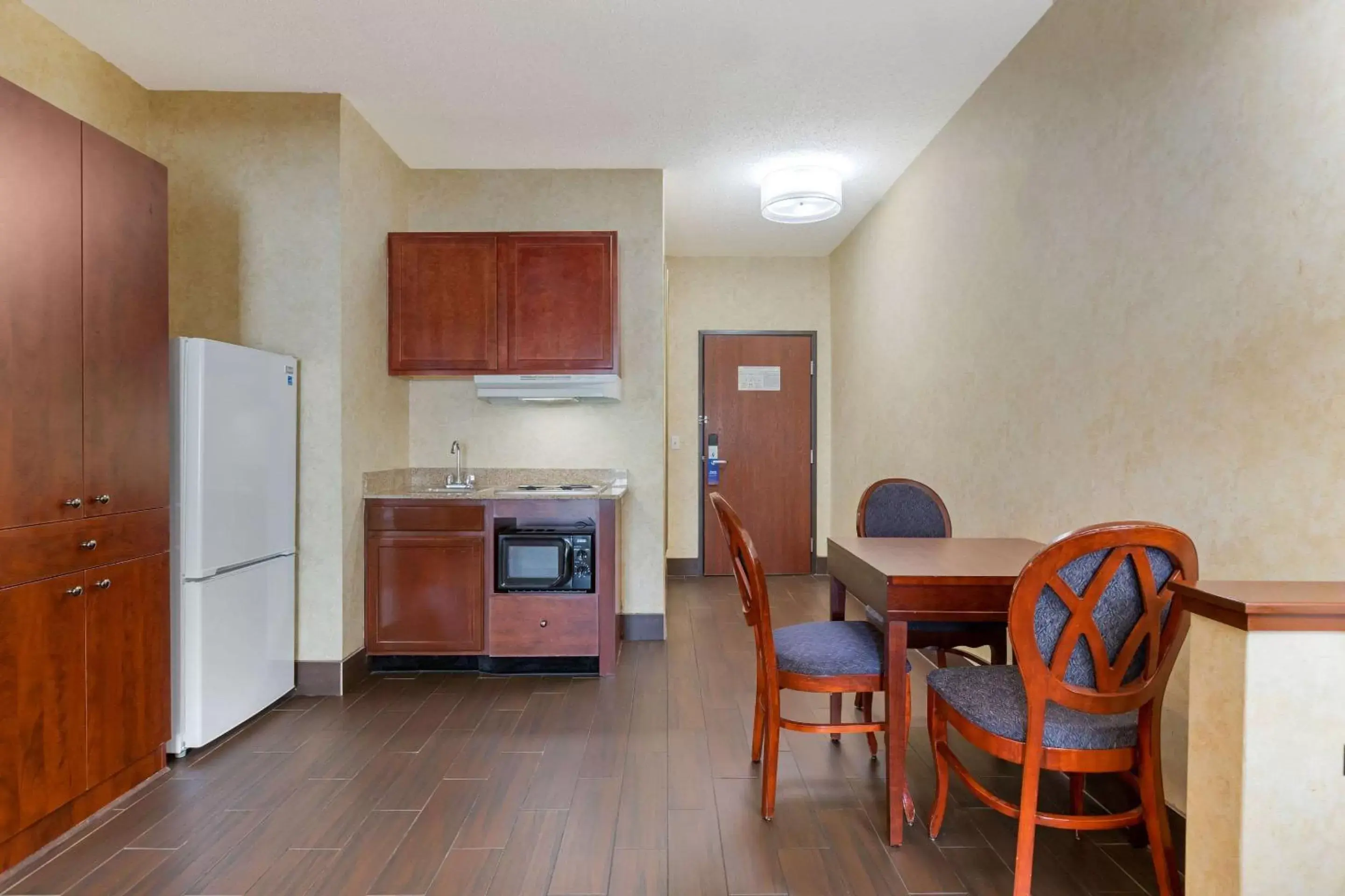 Photo of the whole room, Kitchen/Kitchenette in Comfort Suites Southfield