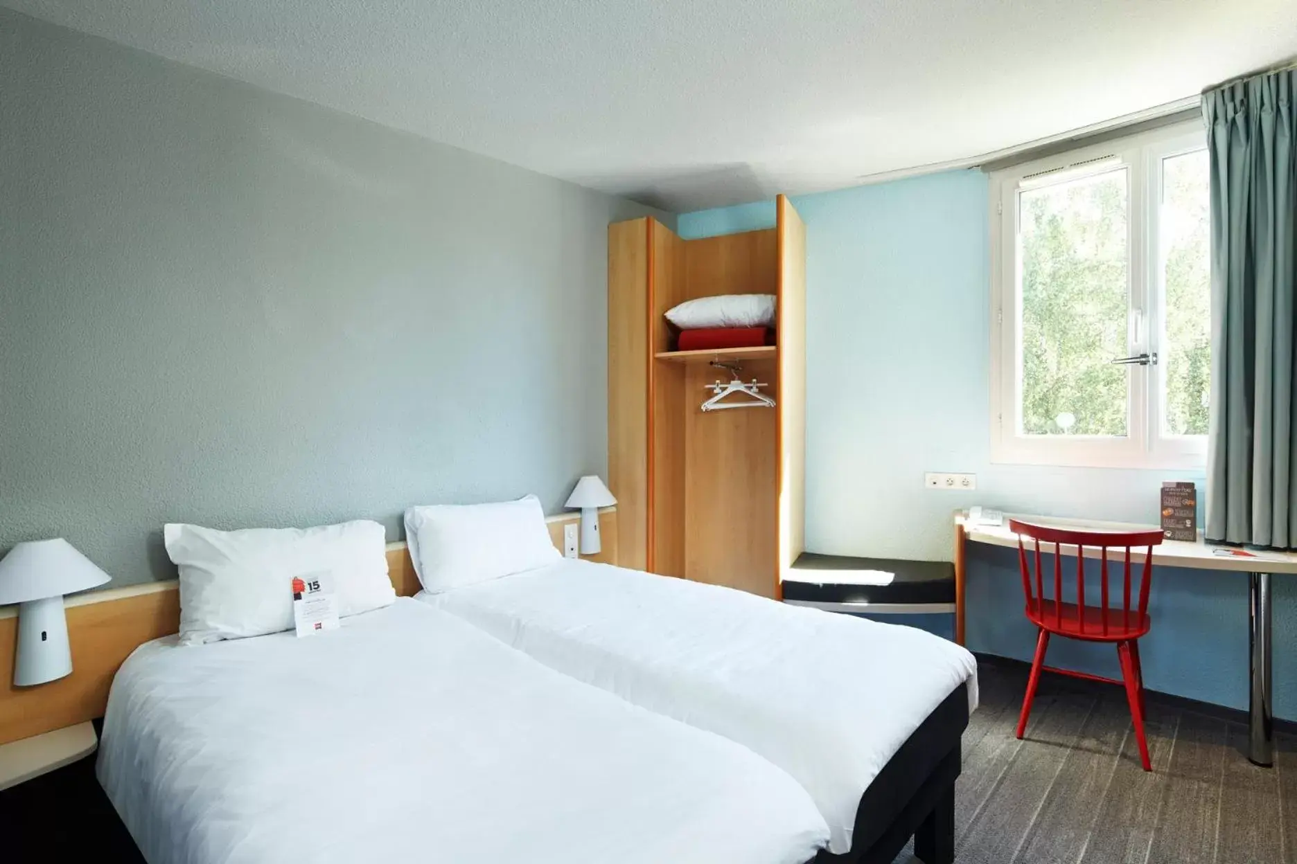 Bed in ibis Chartres Ouest Luce