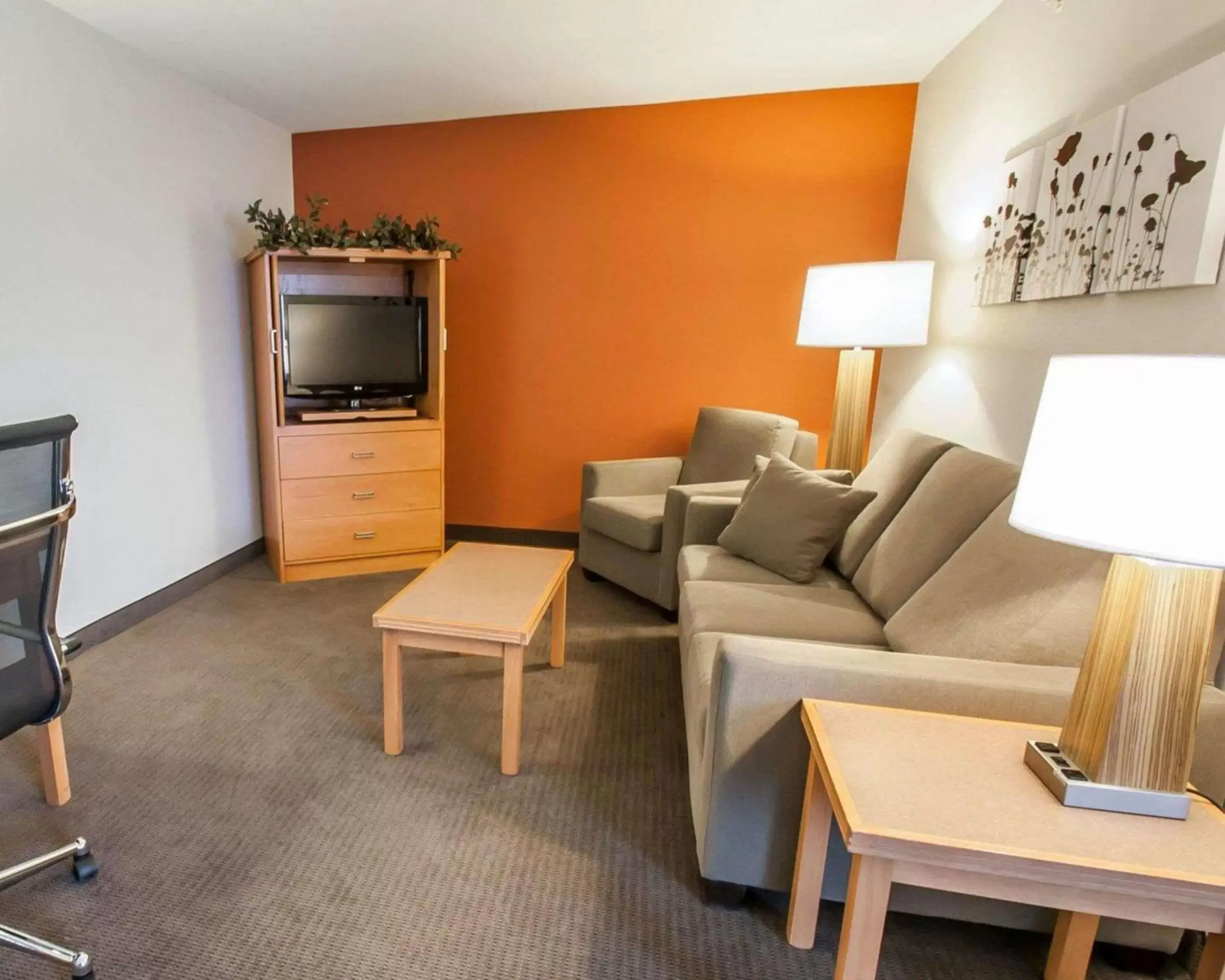 Bedroom, Seating Area in Sleep Inn & Suites Lake of the Ozarks