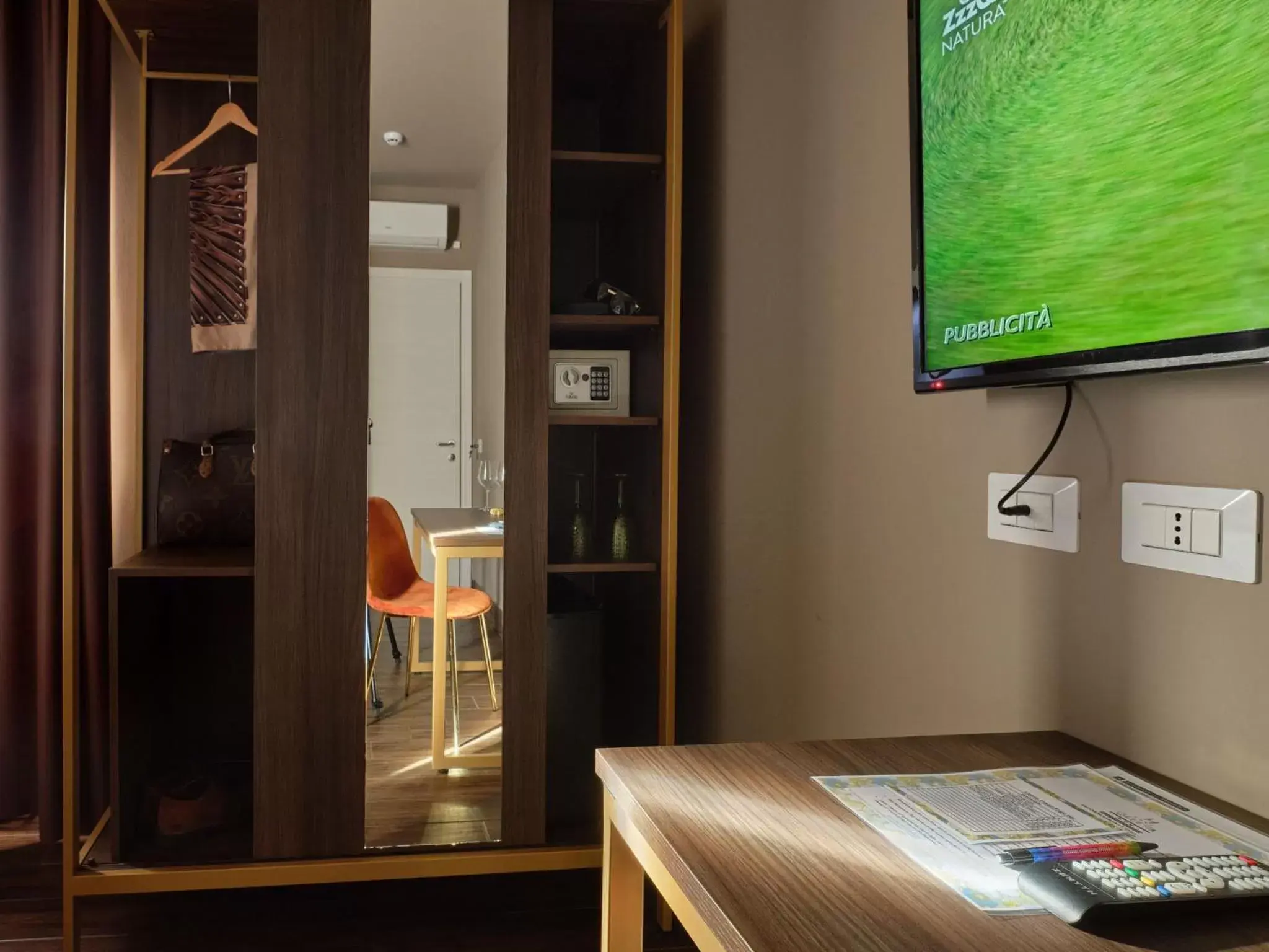 TV and multimedia, TV/Entertainment Center in Hotel Giulietta