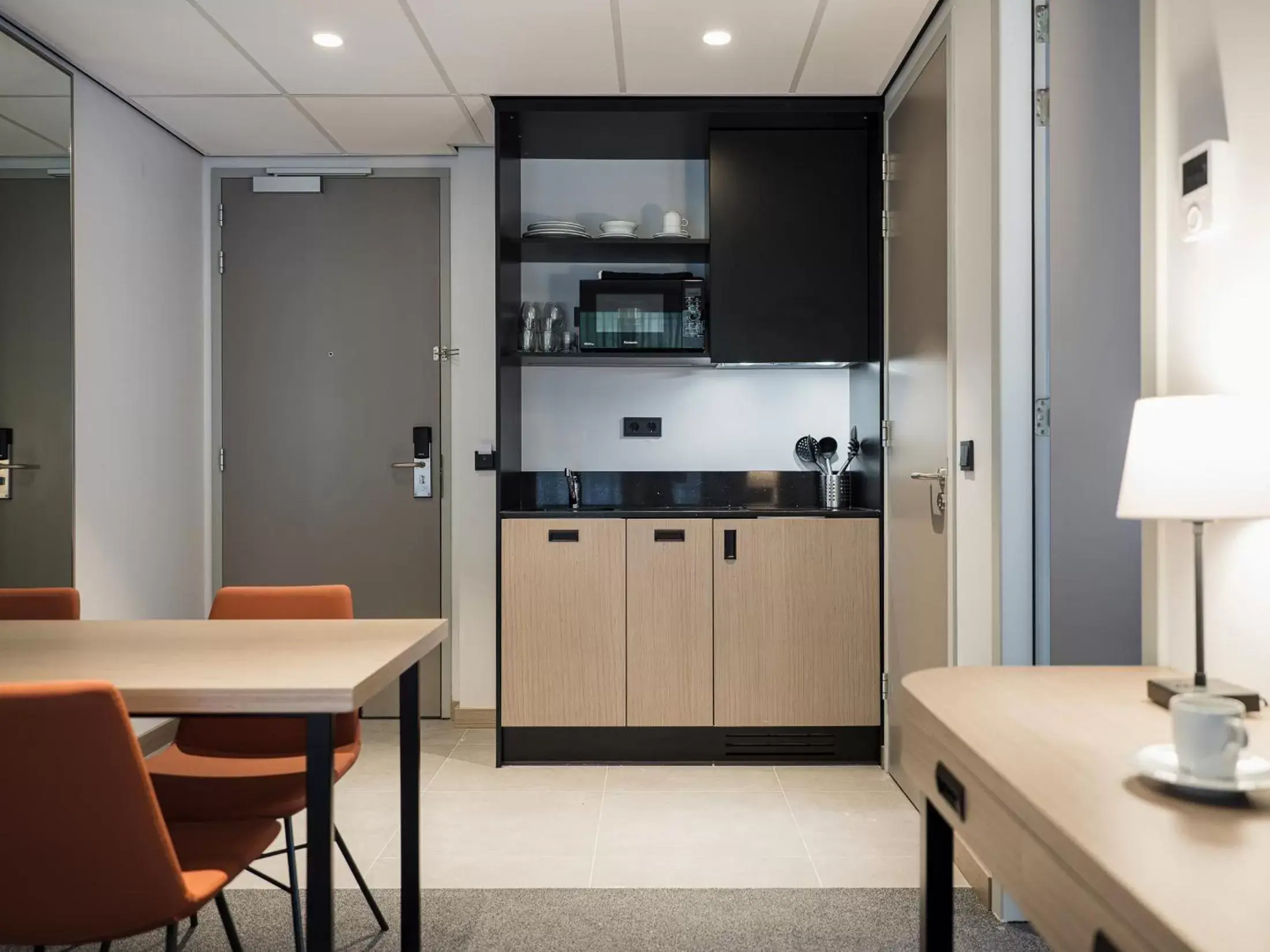 Dining area, Kitchen/Kitchenette in Executive Residency by Best Western Amsterdam Airport