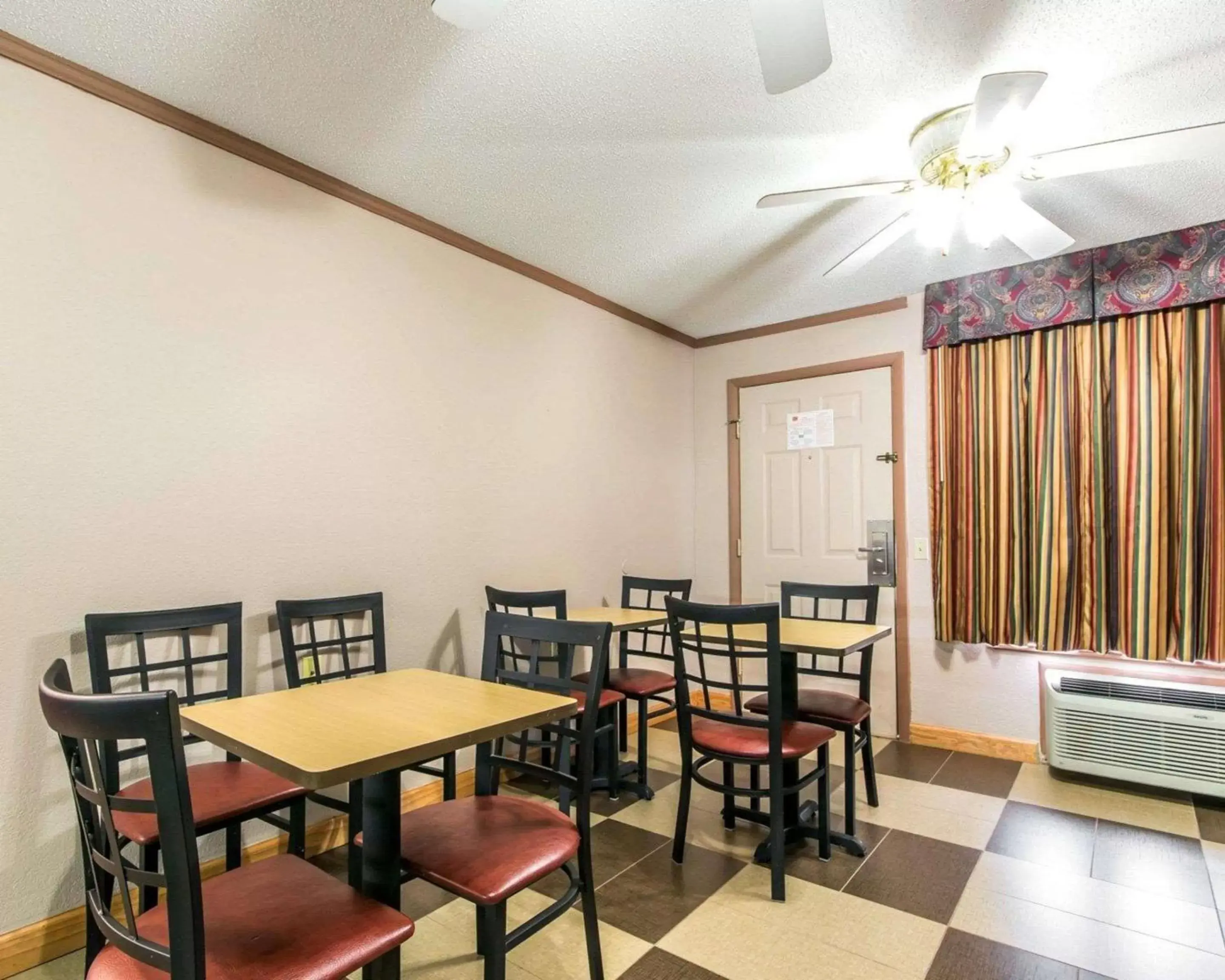 Restaurant/Places to Eat in Econo Lodge Franklin